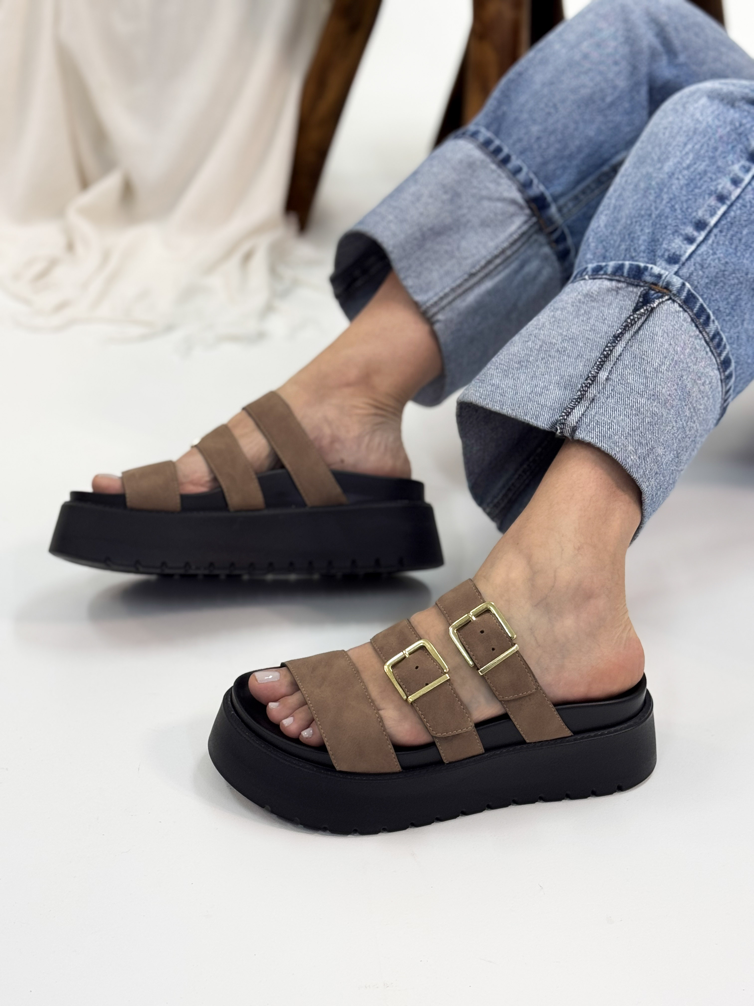Vivi - Flat Plataforma em Nobuck Marrom Com Três Tiras