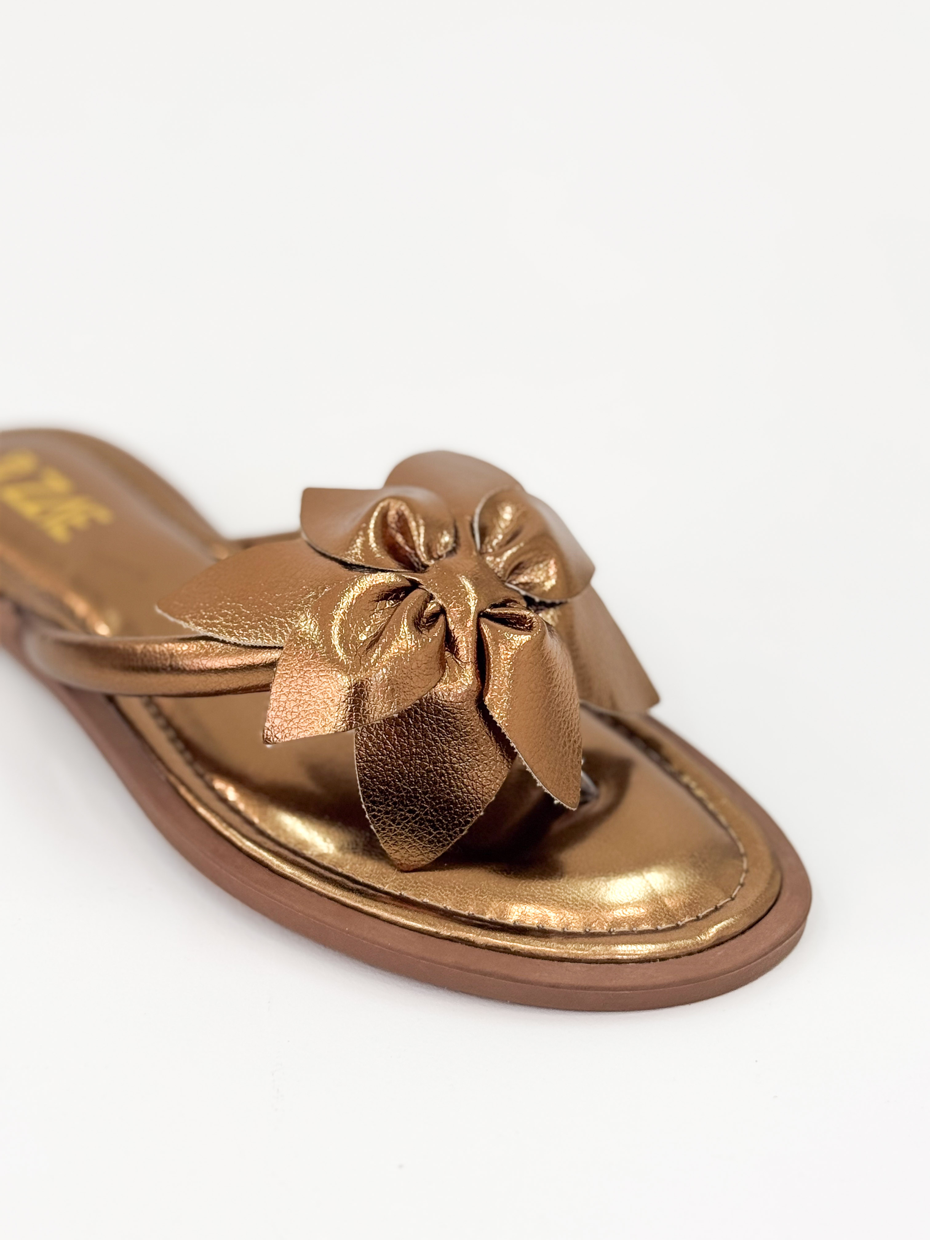Dani — Chinelo Rasteira Bronze com Laço