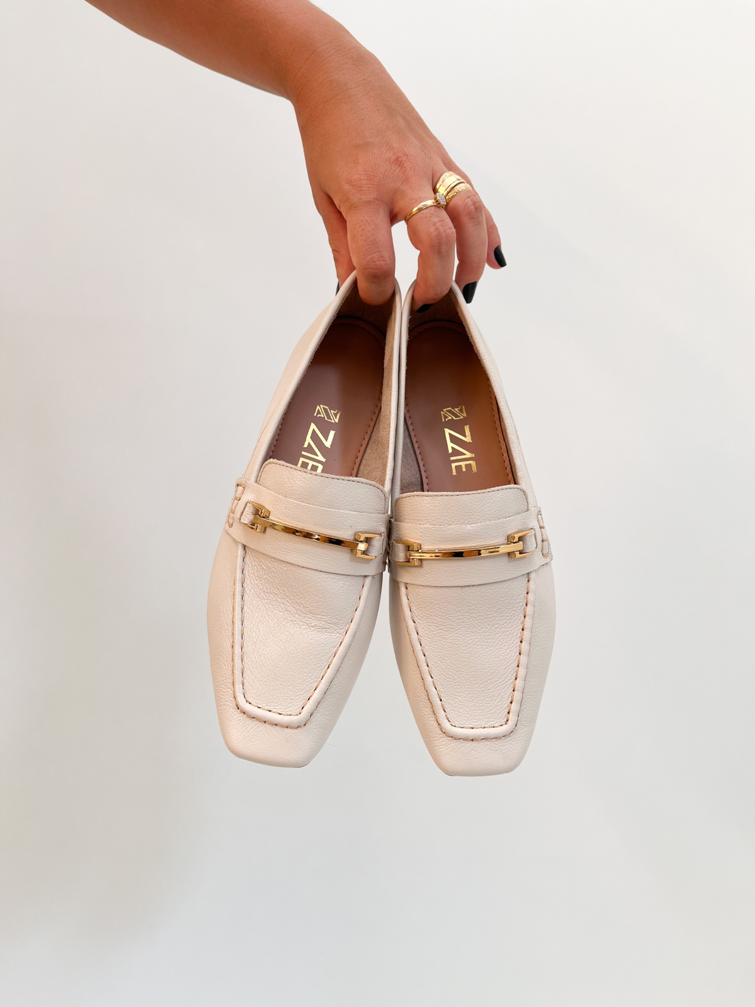 Bela - Mocassim Bico Quadrado em Couro Off White com Detalhe Dourado Bela - Mocassim Bico Quadrado em Couro Off White com Detalhe Dourado