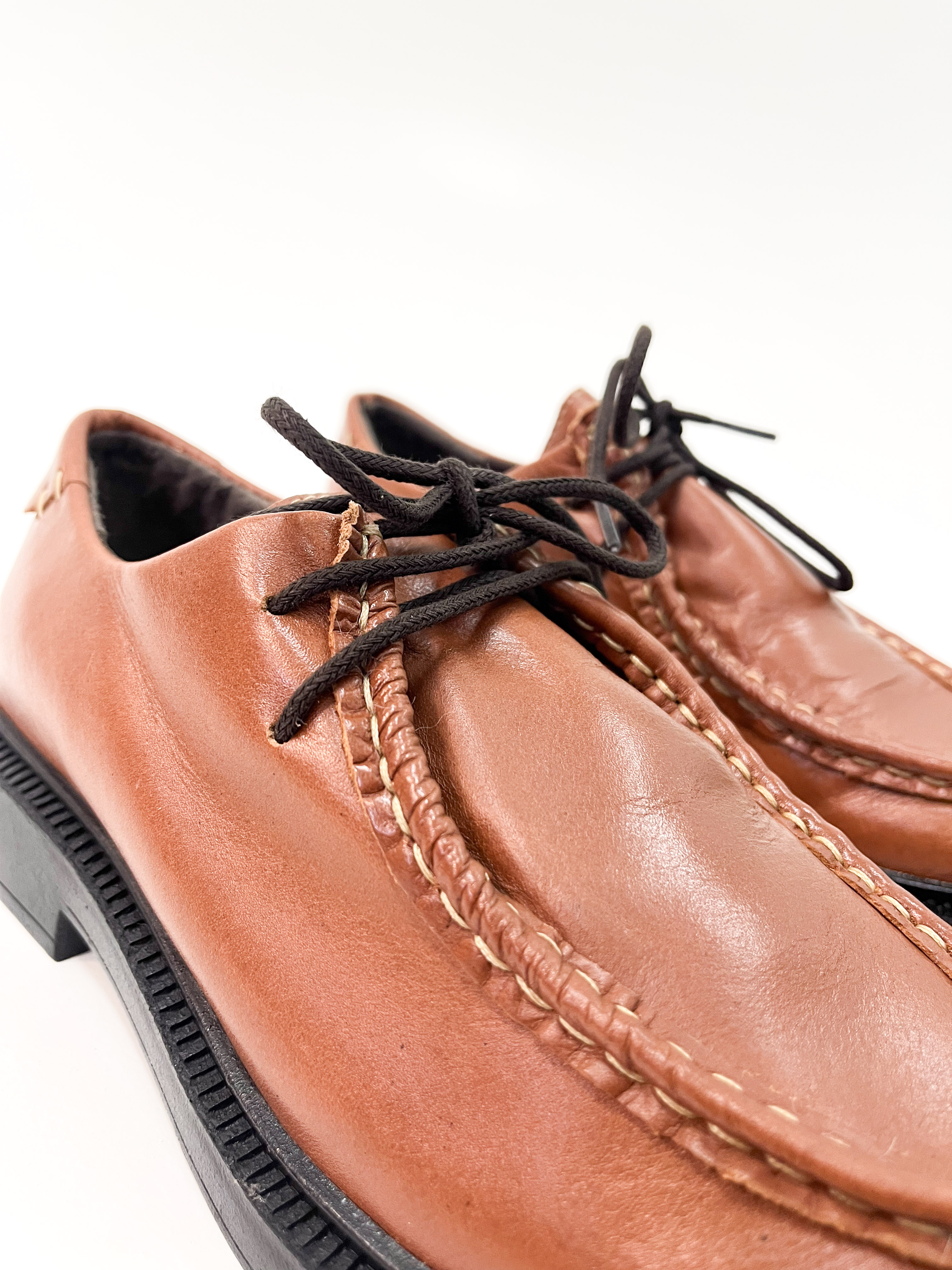 Lu - Mocassim em Couro cor Cognac Solado Tratorado Preto