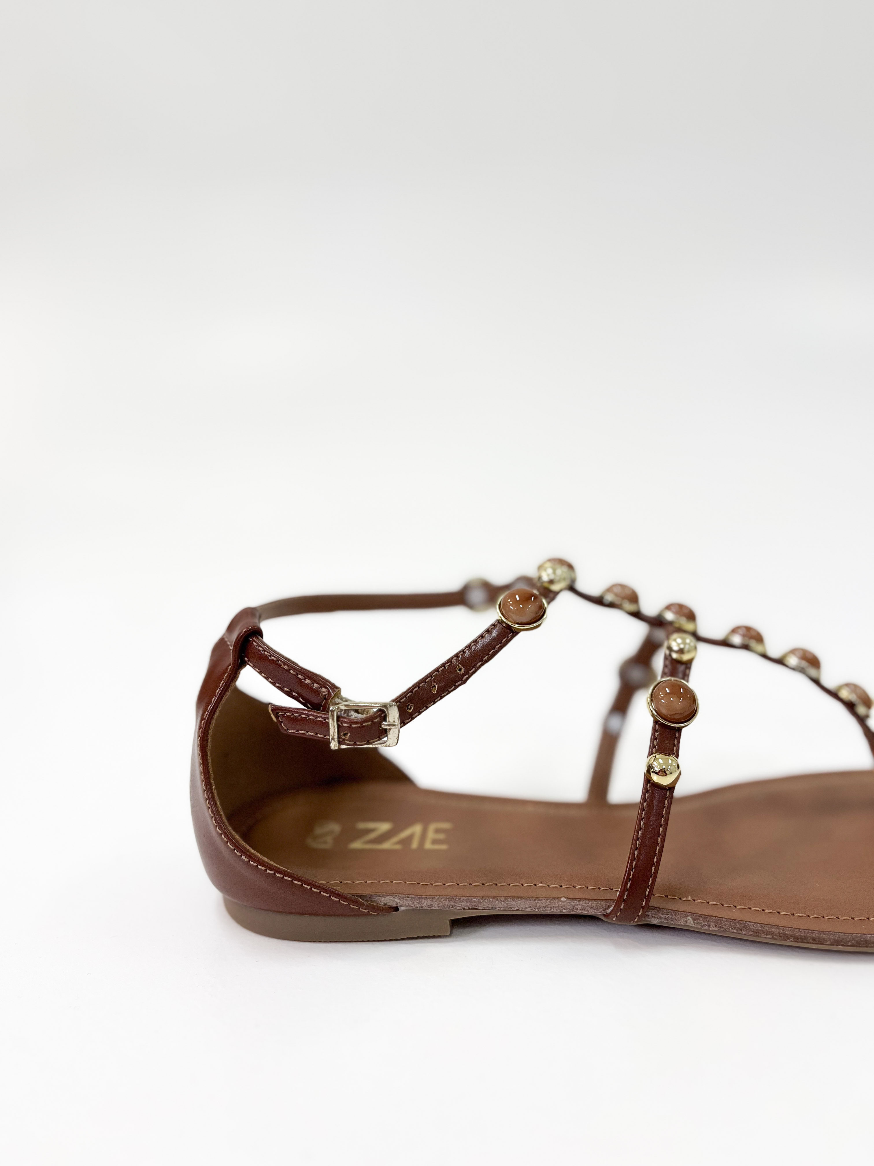 Noemi - Sandália Flat Cor New Whiski Detalhes em Pedrarias