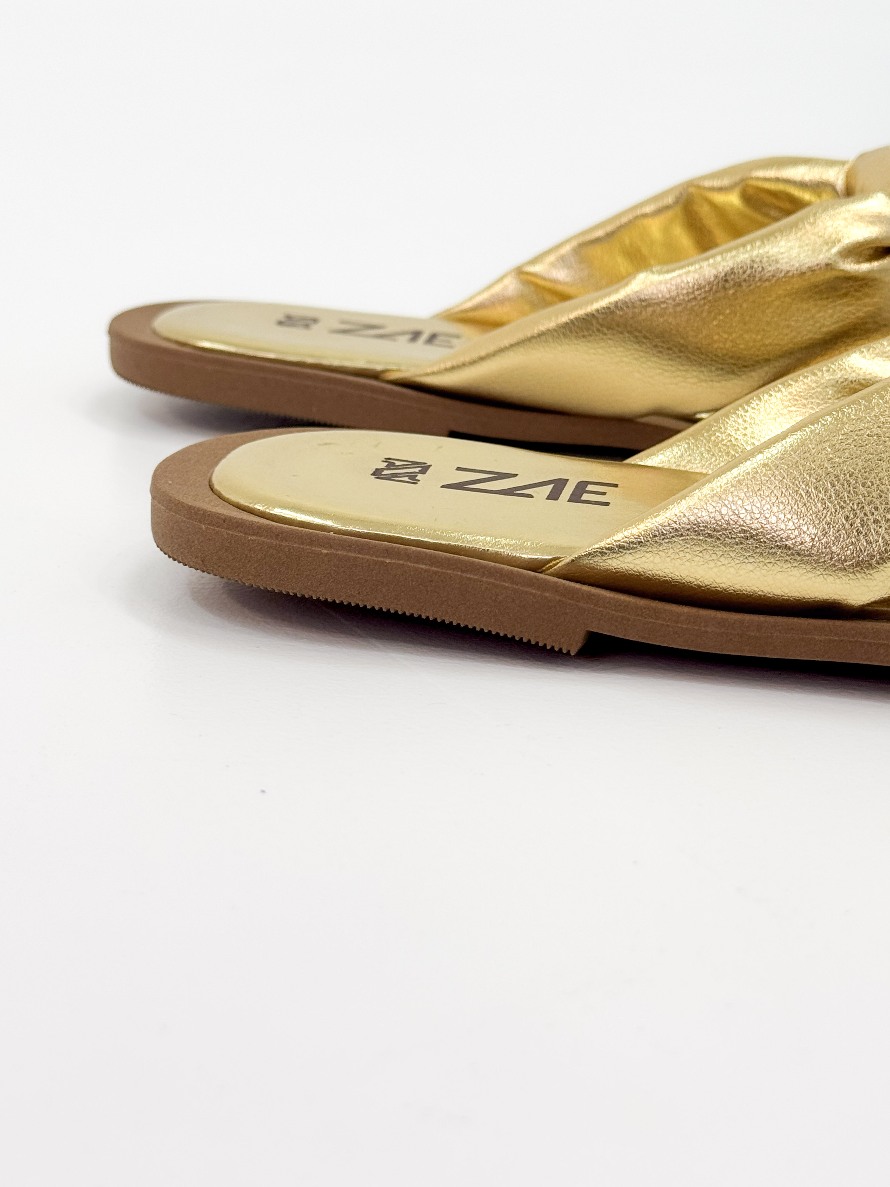 Lourdes — Chinelo  Rasteira Ouro com Tira Torcida