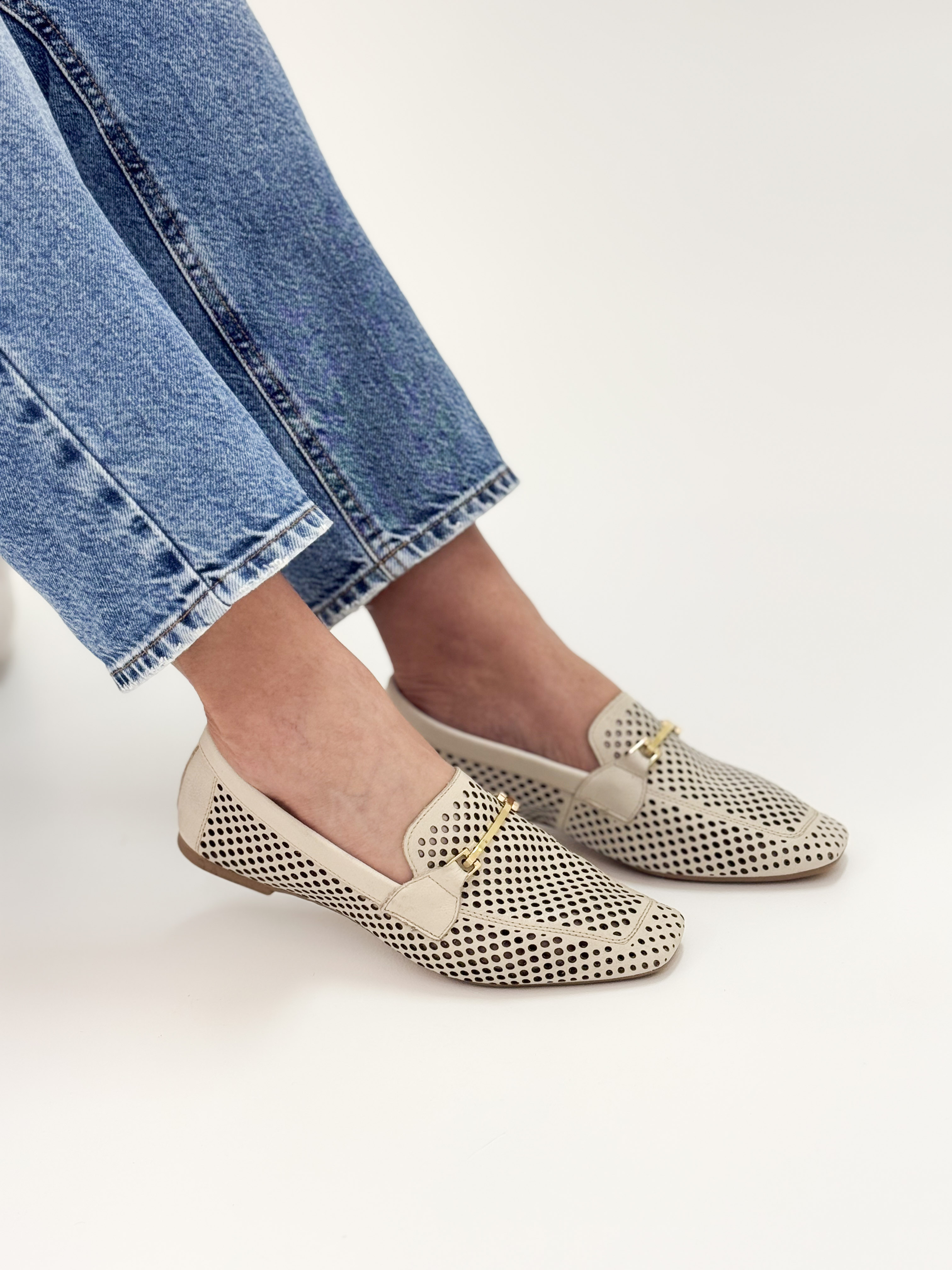 Diani - Mocassim em Couro Off White Textura Vazada e Fivela Metálica Dourada