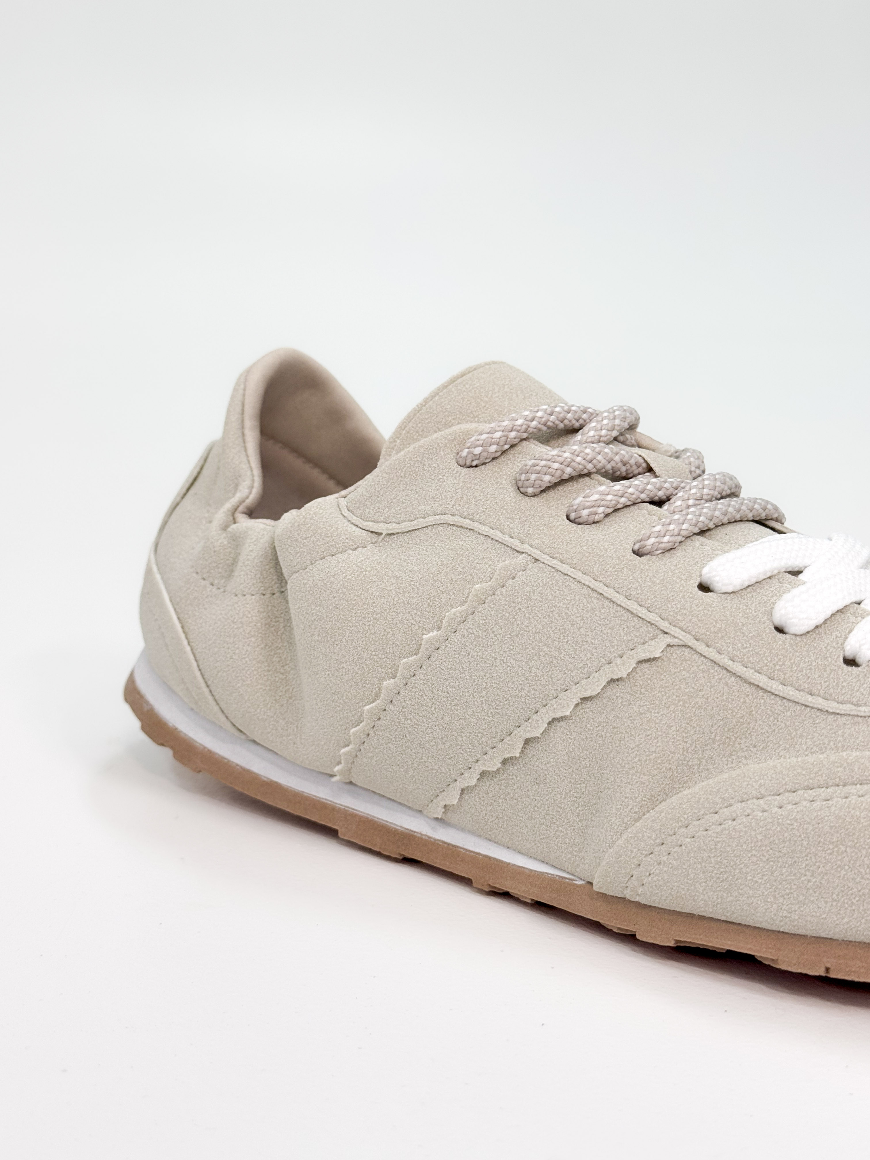 Capri - Tênis em Suede Off White com Recortes e Solado em Borracha Capri - Tênis em Suede Off White com Recortes e Solado em Borracha