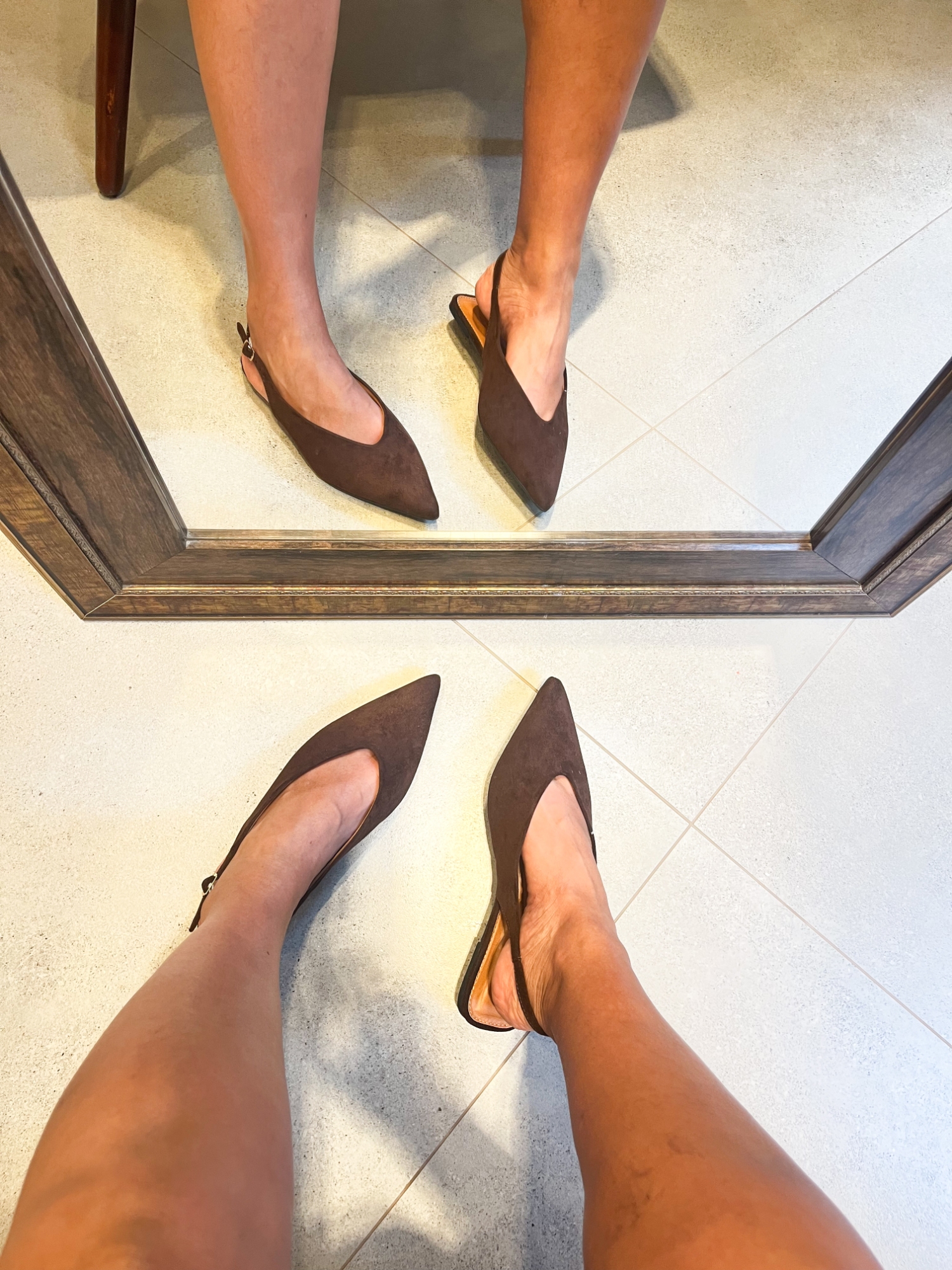 Adri - Sapatilha Slingback Bico Fino em Camurça Chocolate