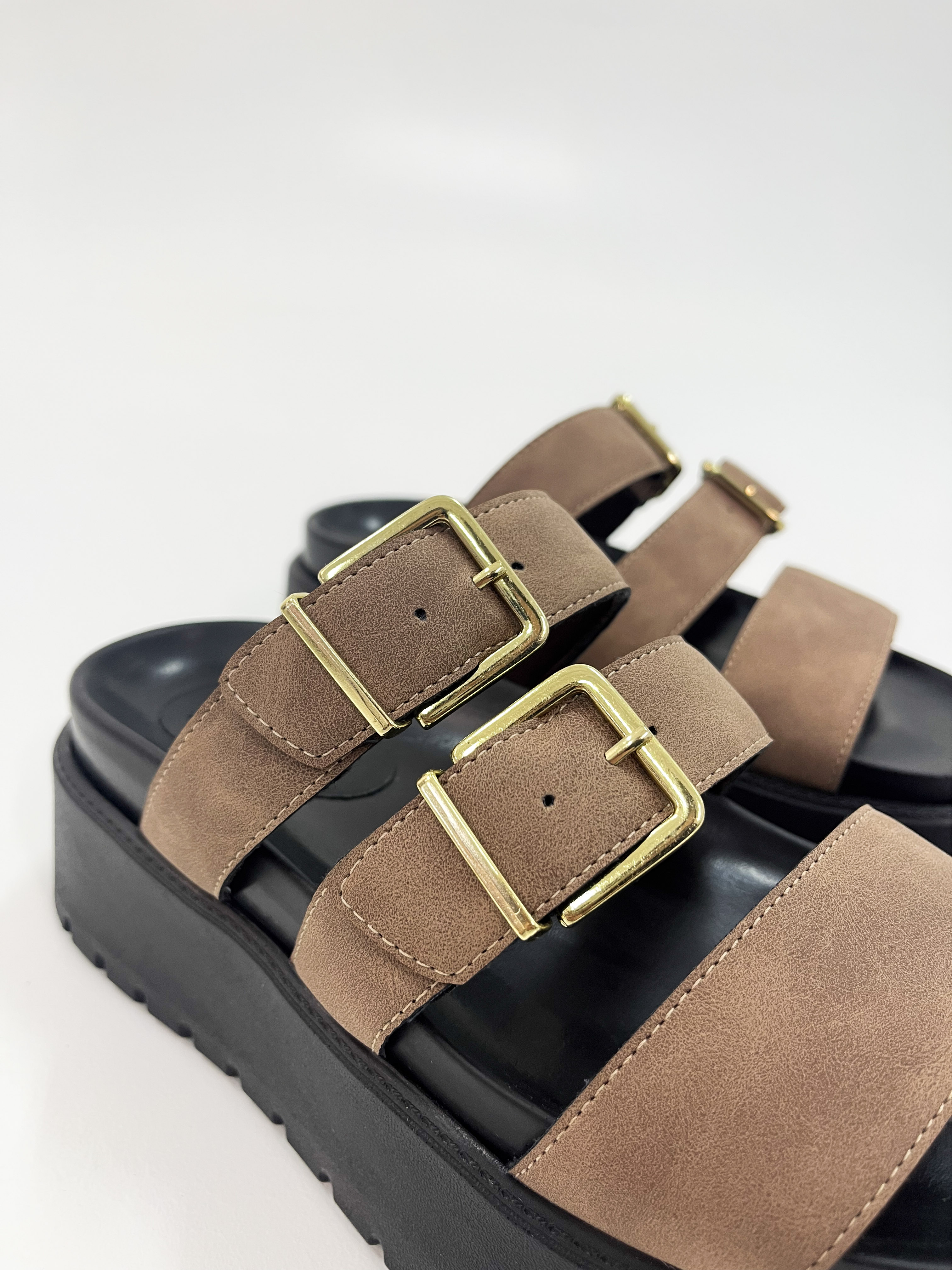 Vivi - Flat Plataforma em Nobuck Marrom Com Três Tiras