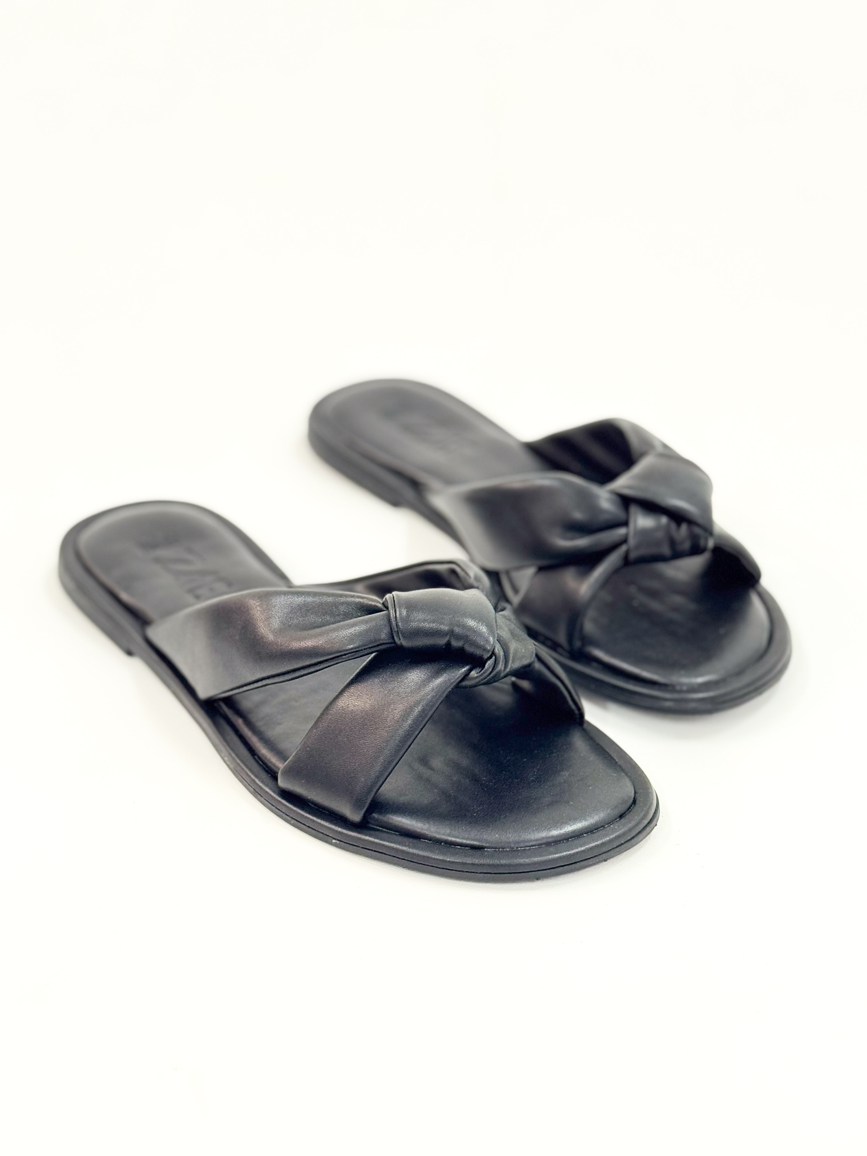 Sofi – Chinelo Rasteira Preta com Tiras Acolchoadas Sofi – Chinelo Rasteira Preta com Tiras Acolchoadas