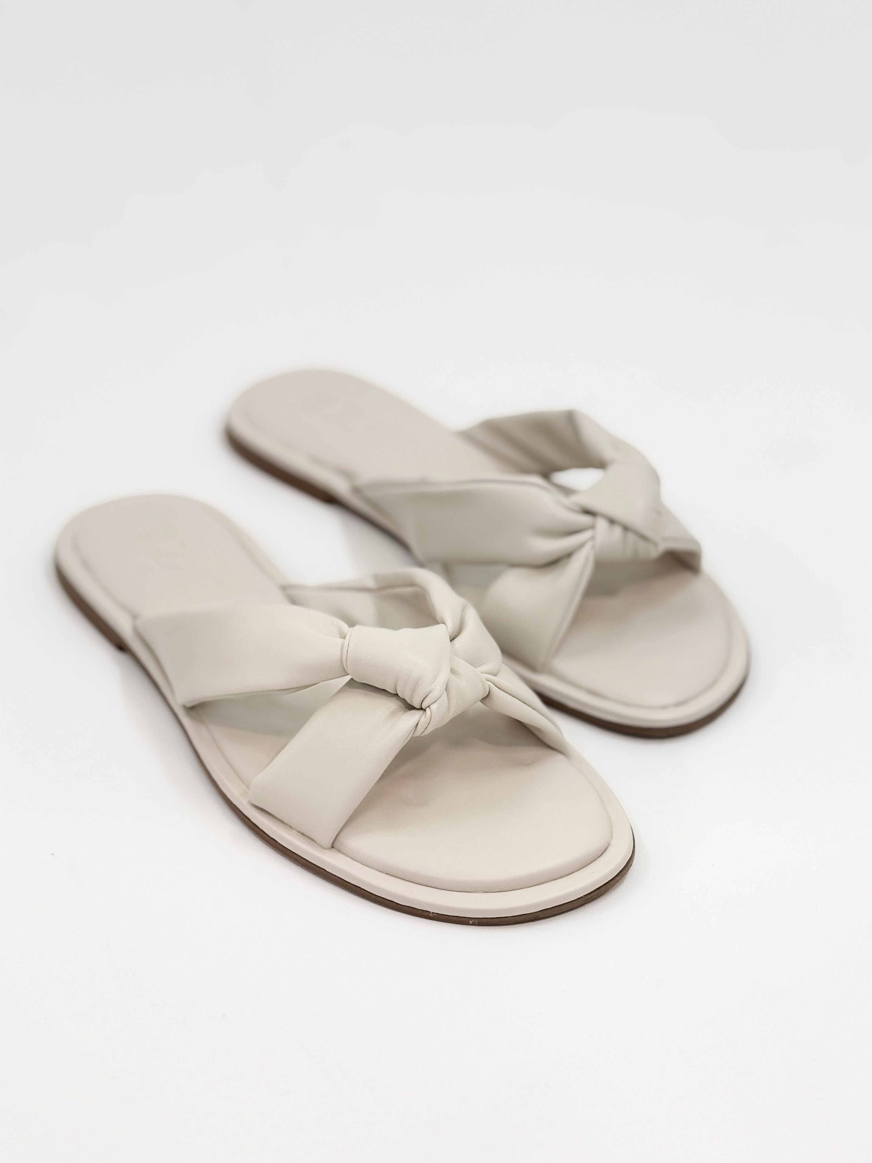 Sofi –Chinelo Rasteira Off White com Tiras Acolchoadas Sofi –Chinelo Rasteira Off White com Tiras Acolchoadas