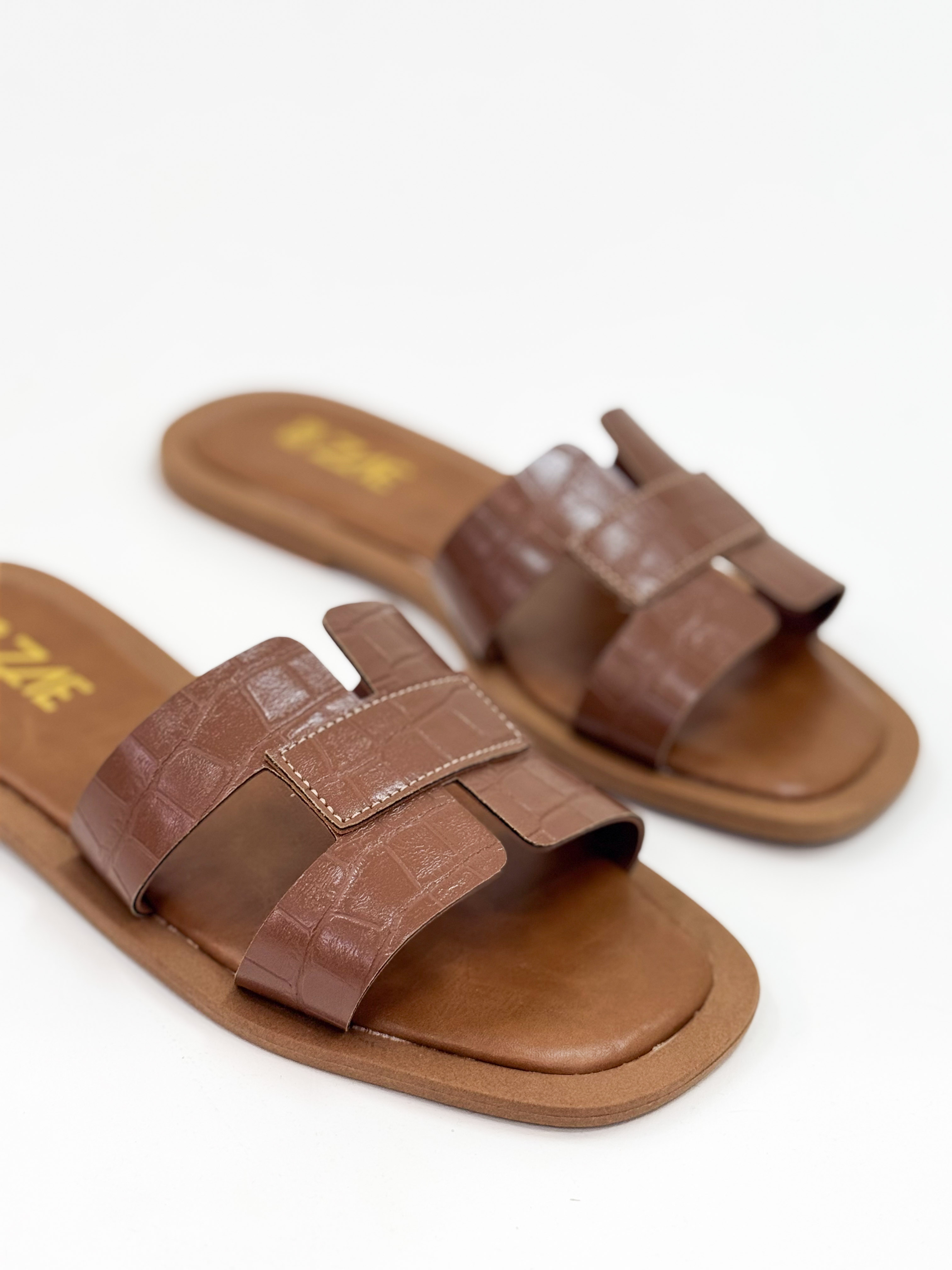 Camila — Chinelo Rasteira Caramelo com Tiras Texturizadas