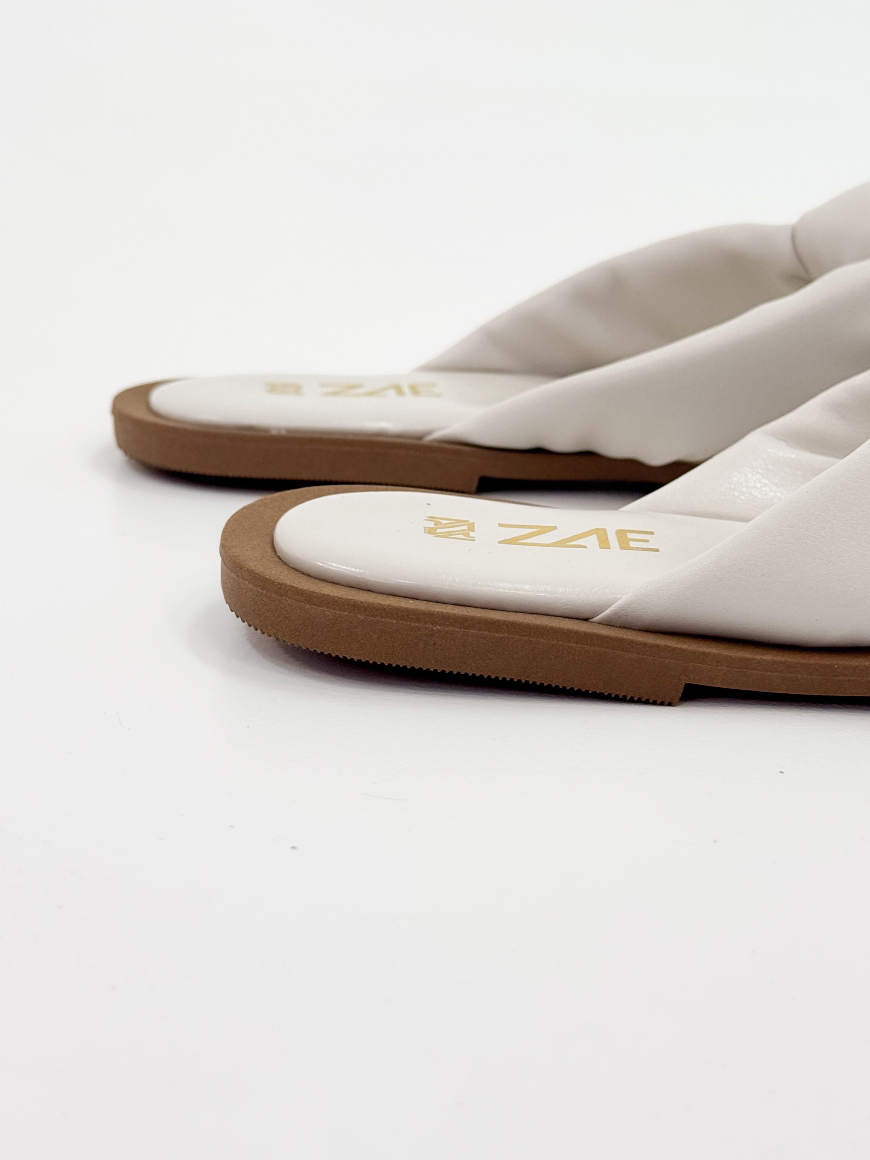 Lourdes — Chinelo Rasteira Off White com Tira Trançada Lourdes — Chinelo Rasteira Off White com Tira Trançada