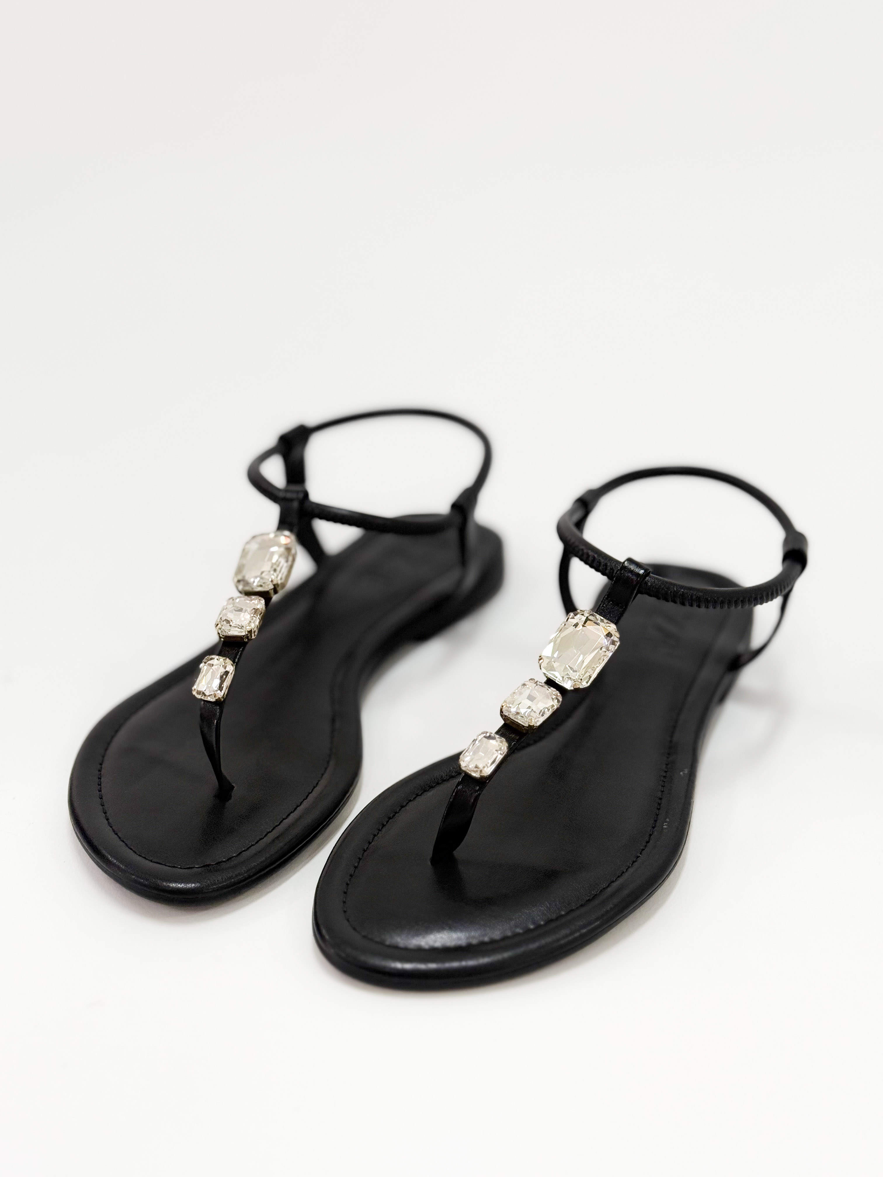 Vane - Sandália Rasteira cor Preto Tiras Finas e Pedrarias Vane - Sandália Rasteira cor Preto Tiras Finas e Pedrarias