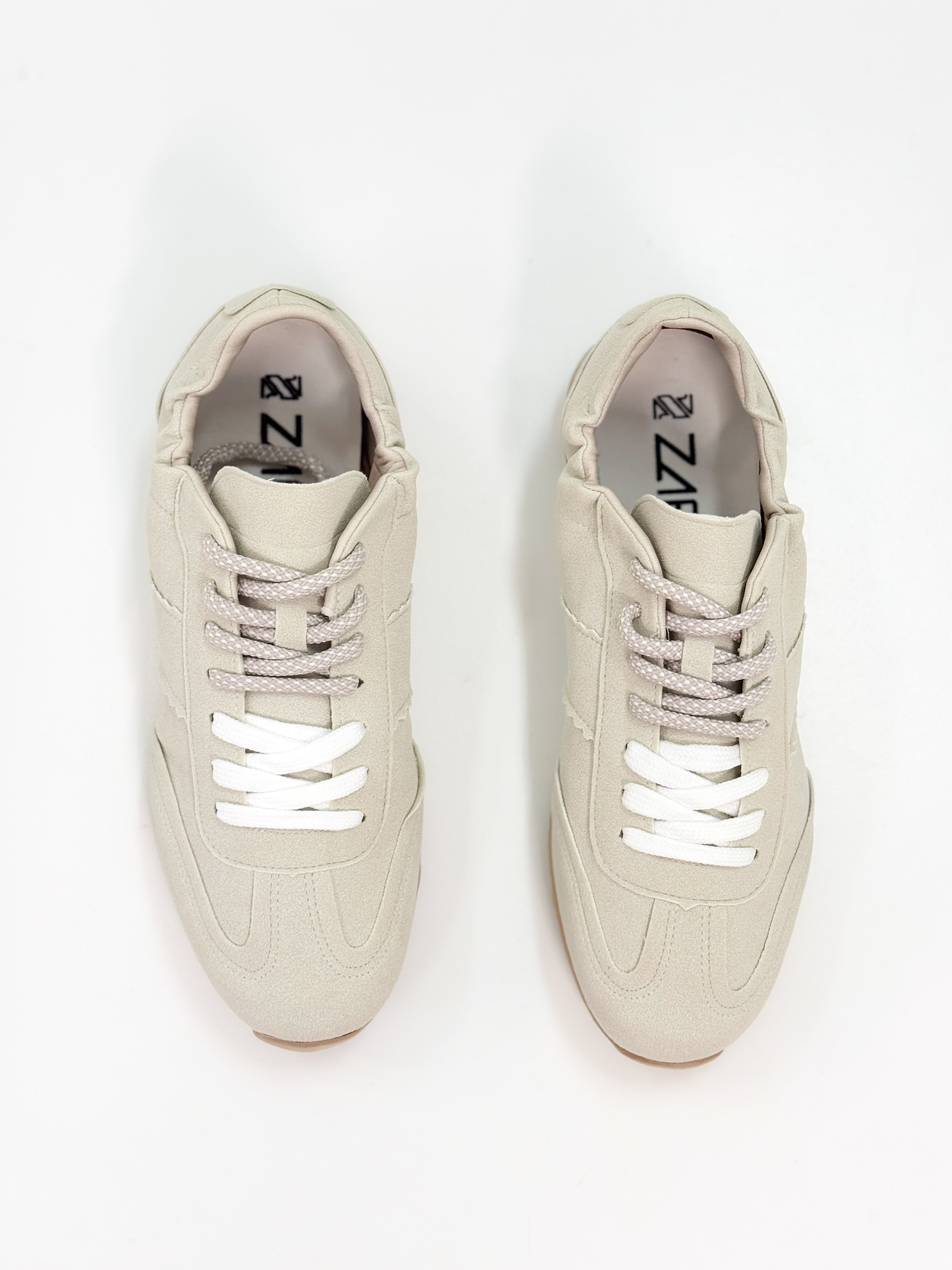 Capri - Tênis em Suede Off White com Recortes e Solado em Borracha Capri - Tênis em Suede Off White com Recortes e Solado em Borracha