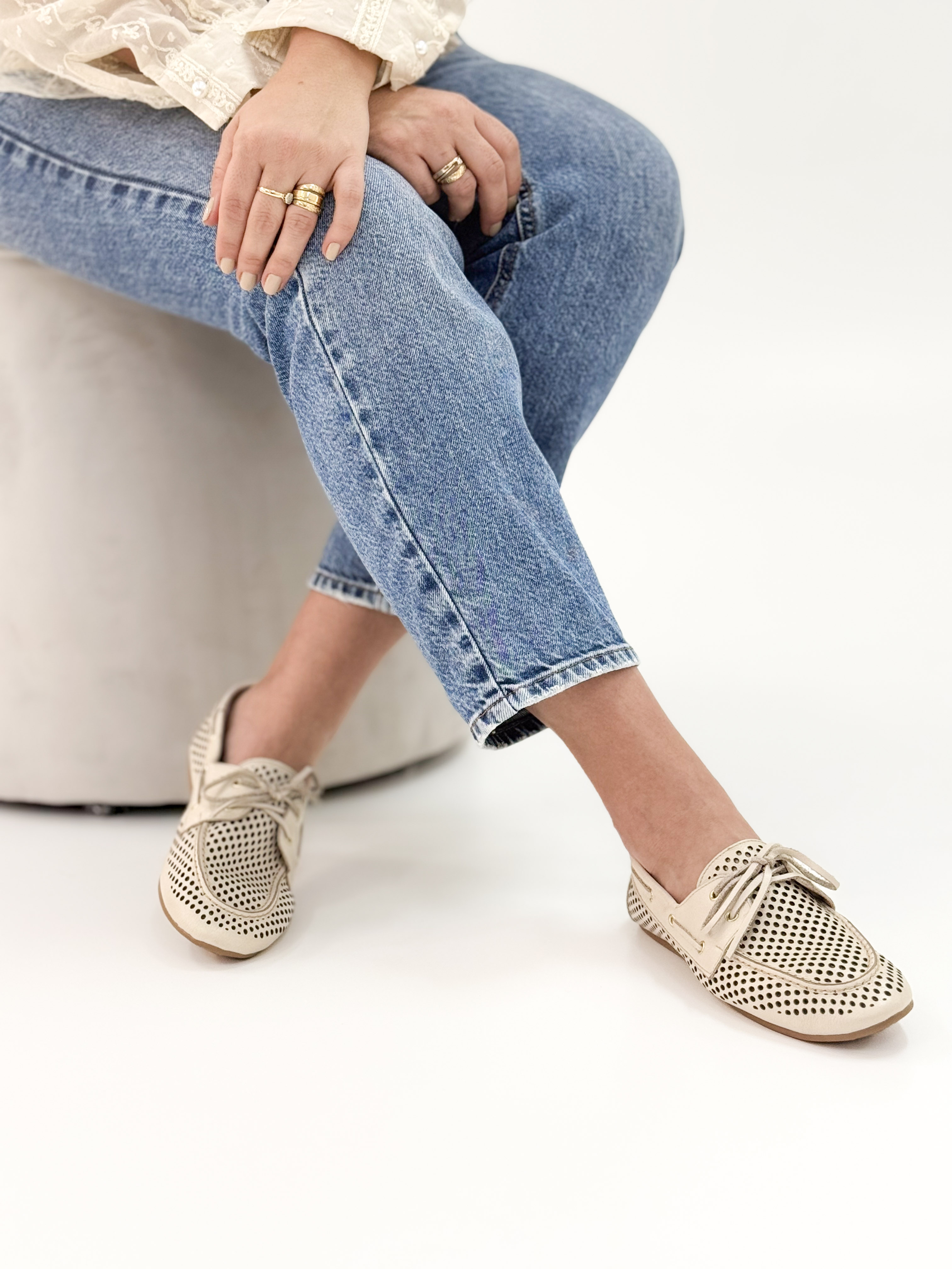 Rose - Mocassim em Couro Off White com Textura Vazada e Cadarço Rose - Mocassim em Couro Off White com Textura Vazada e Cadarço