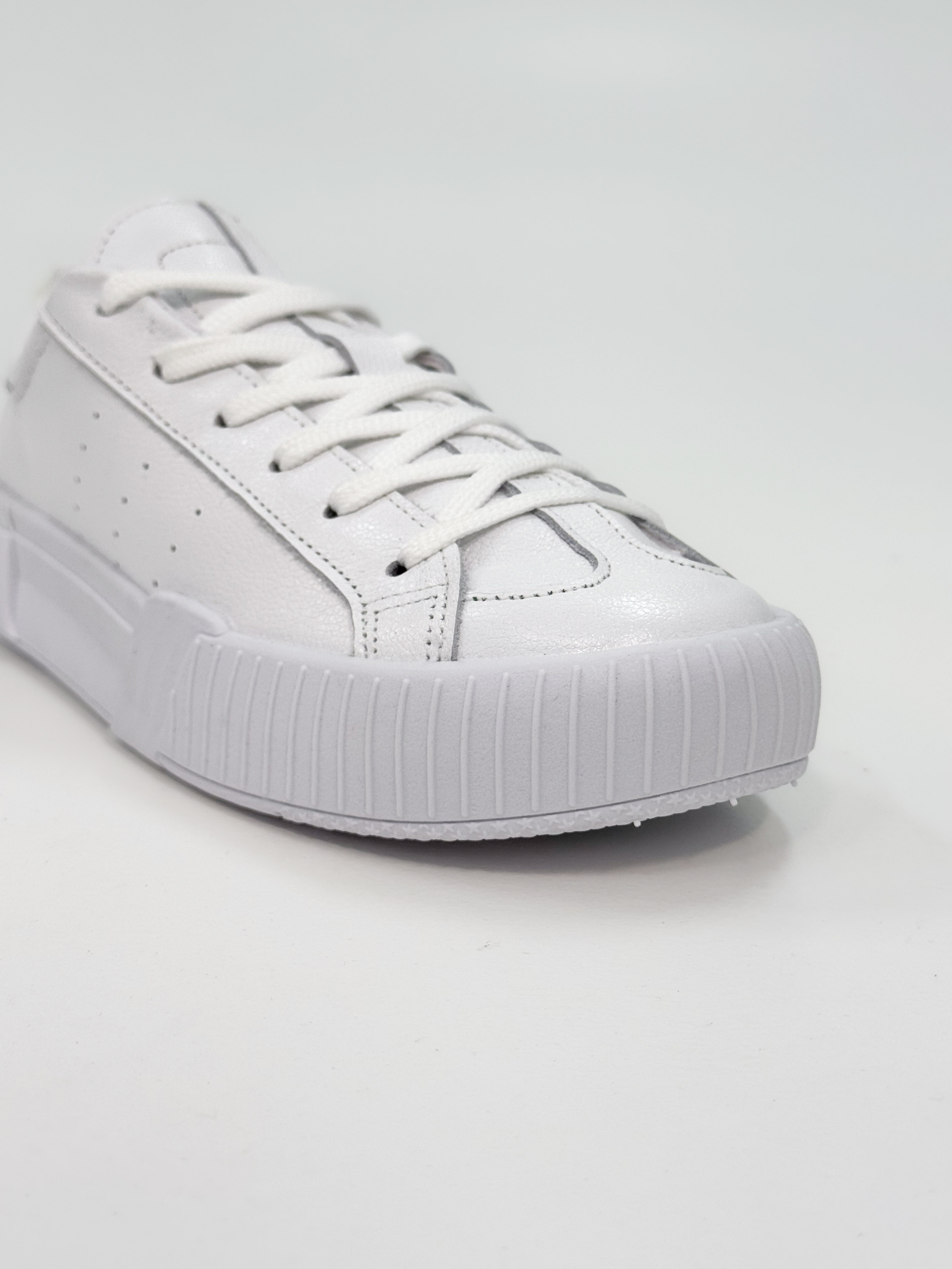 Malibu - Tênis em Couro Branco com Solado Robusto Texturizado Malibu - Tênis em Couro Branco com Solado Robusto Texturizado
