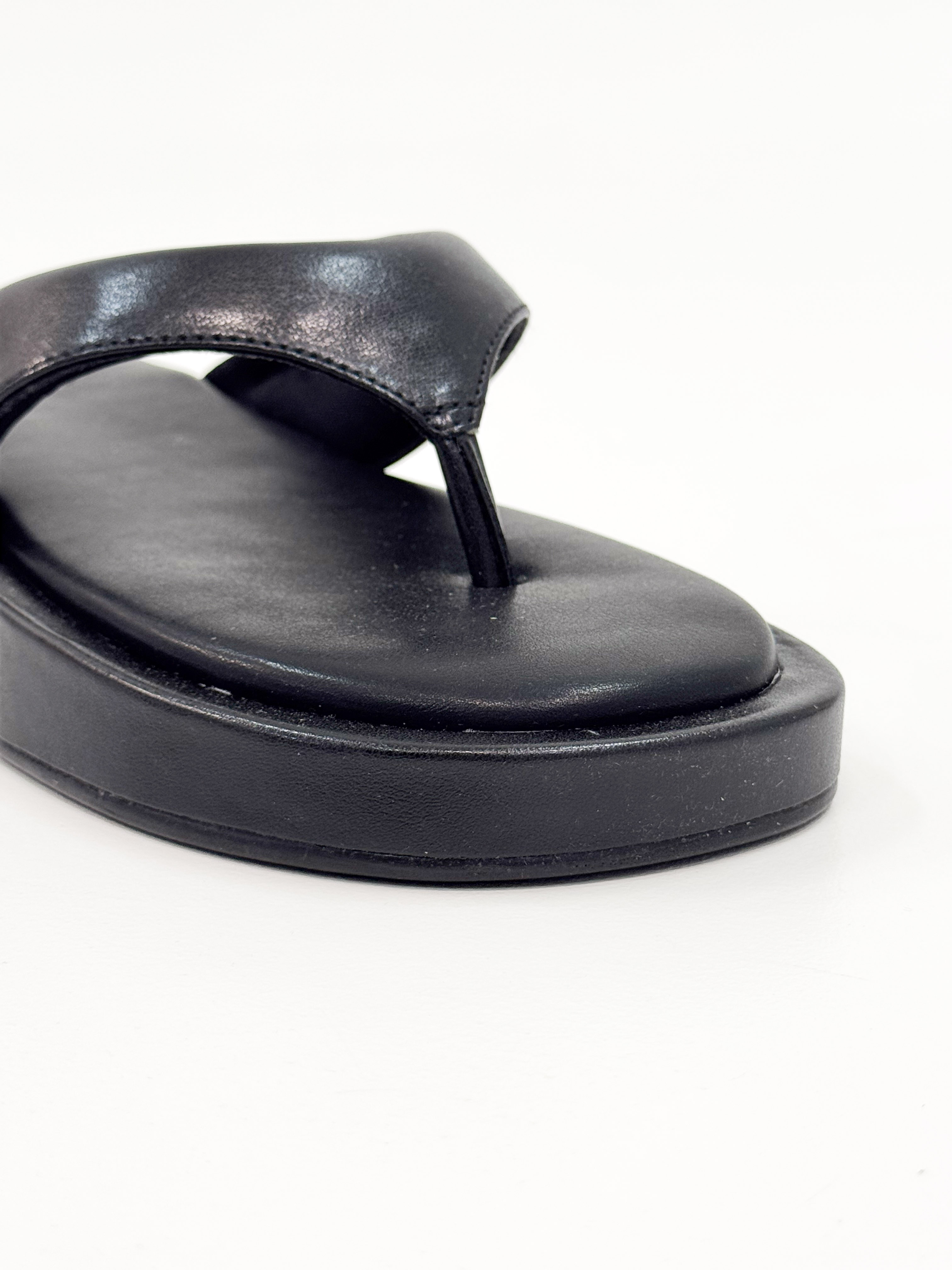 Franci – Tamanco Plataforma Preto com Tira Larga Franci – Tamanco Plataforma Preto com Tira Larga