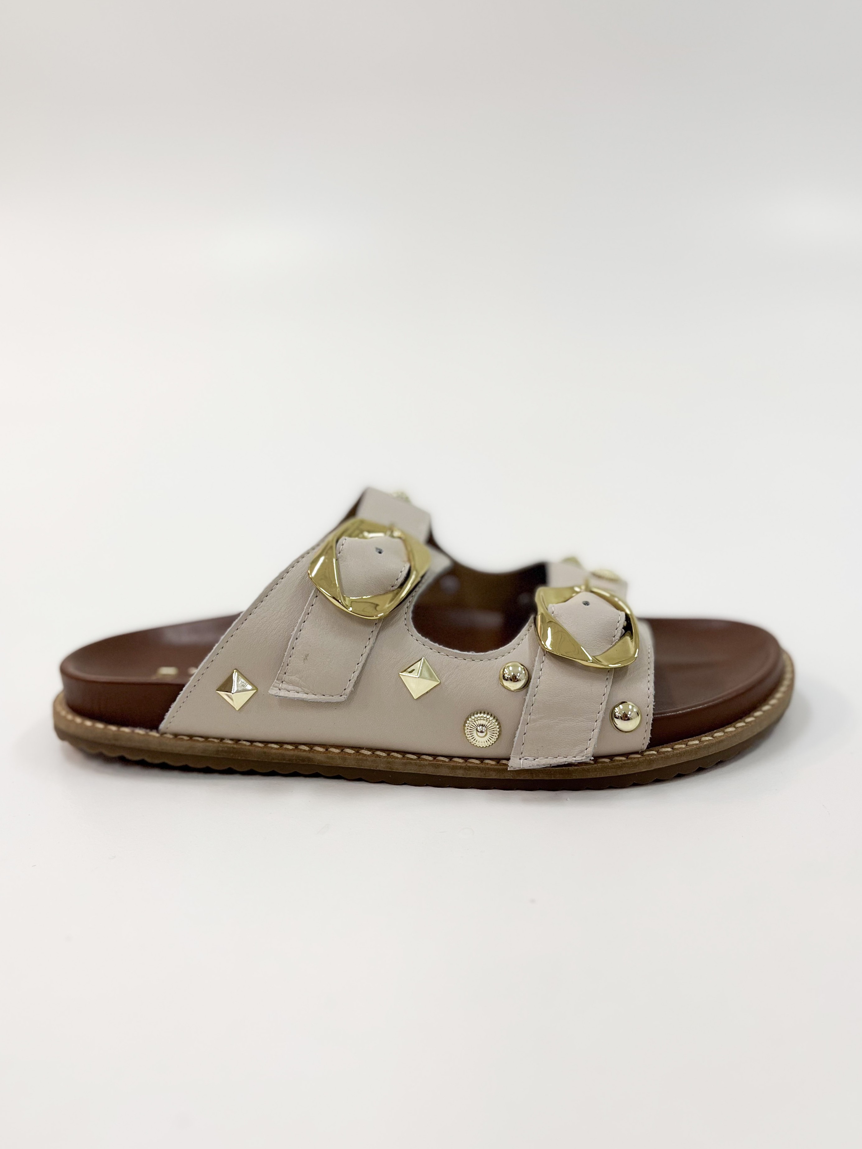 Emanuele - Rasteira Flat em Couro Off White com Tiras Largas e Fivelas Douradas Emanuele - Rasteira Flat em Couro Off White com Tiras Largas e Fivelas Douradas
