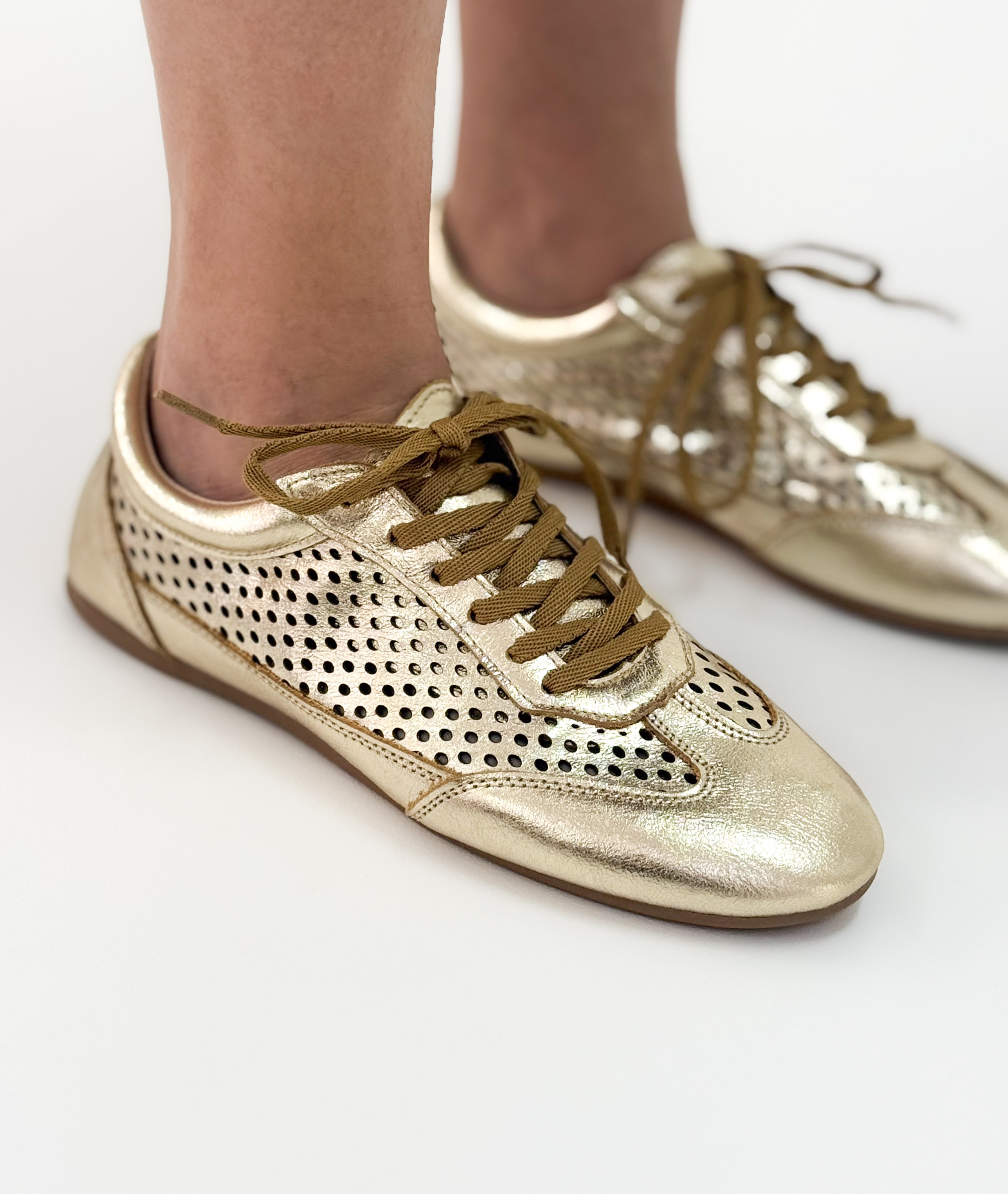 Zê - Tênis Feminino em Couro Ouro com Textura Vazada