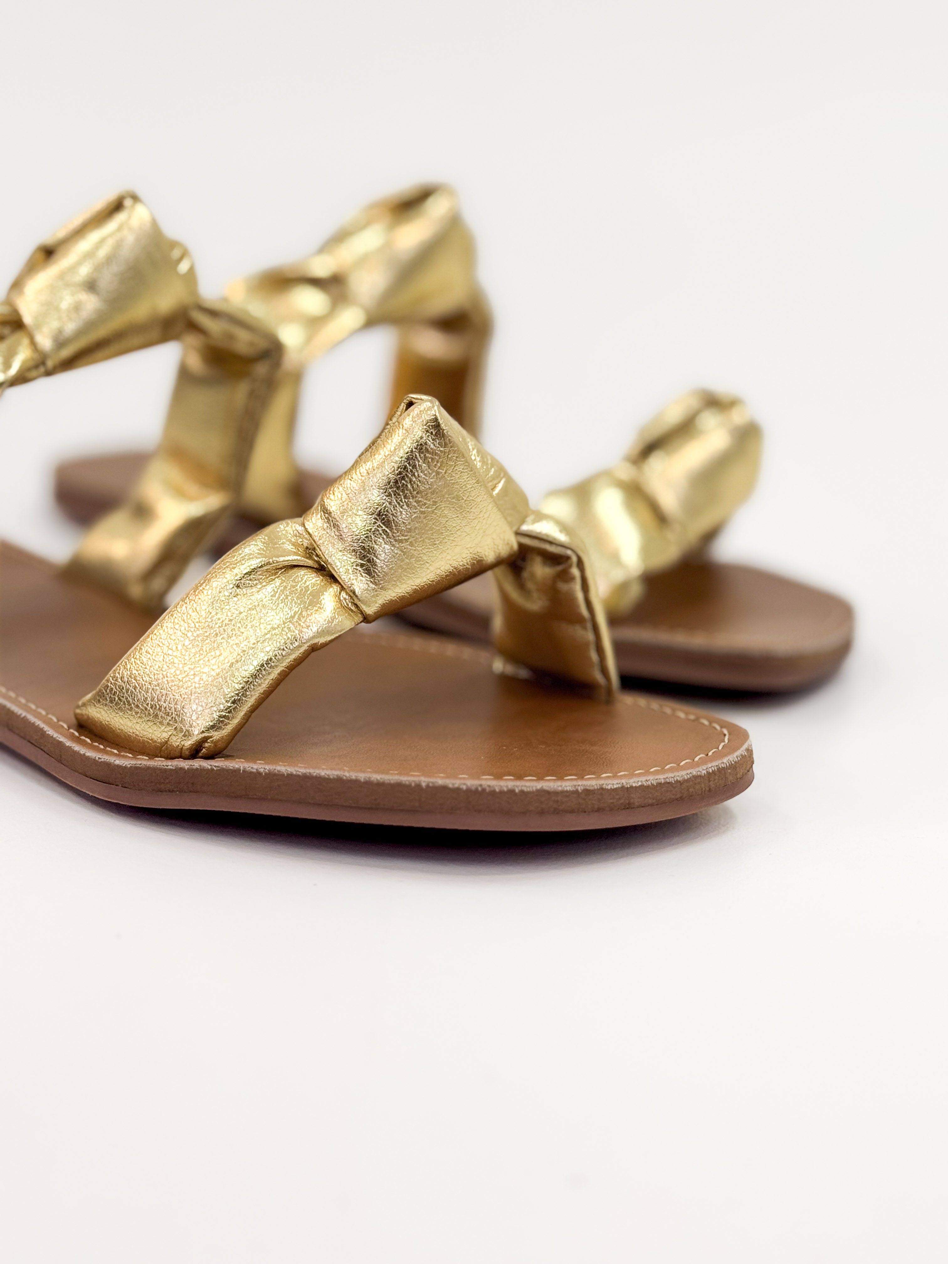 Luana — Chinelo Rasteira Ouro com Tiras Torcidas