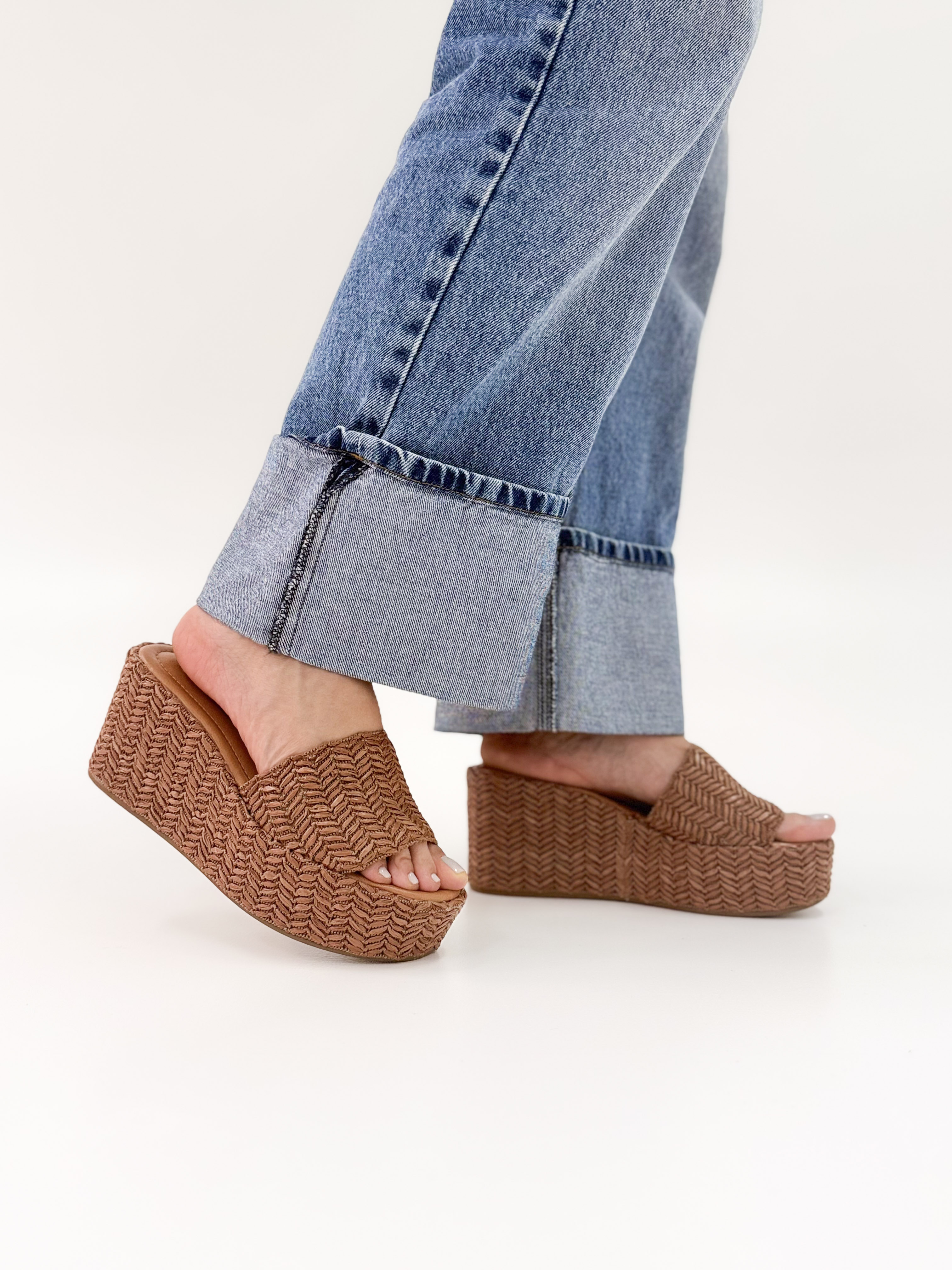 Sandra - Tamanco Tramado em Ráfia cor Ferrugem com Solado Flatform Sandra - Tamanco Tramado em Ráfia cor Ferrugem com Solado Flatform