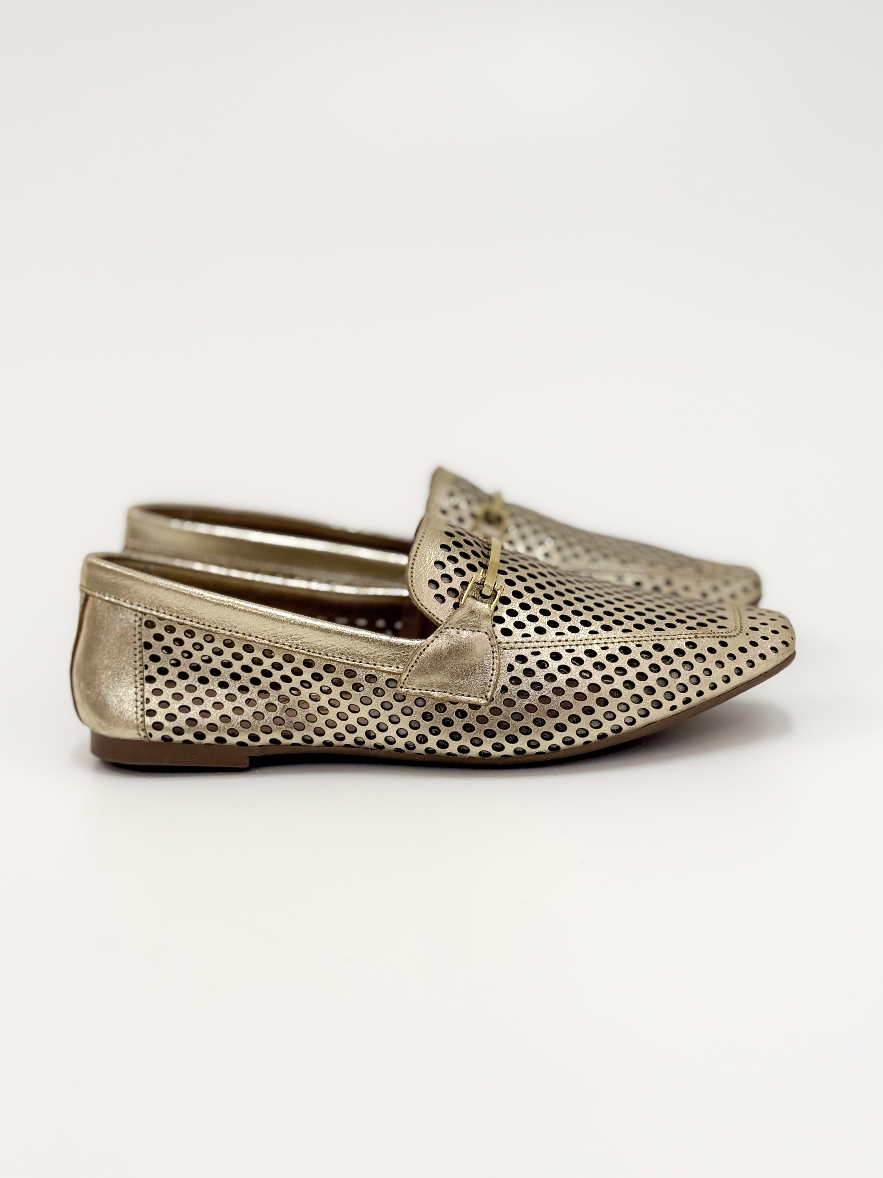 Diani - Mocassim em Couro Ouro Textura Vazada e Fivela Metálica Dourada Diani - Mocassim em Couro Ouro Textura Vazada e Fivela Metálica Dourada