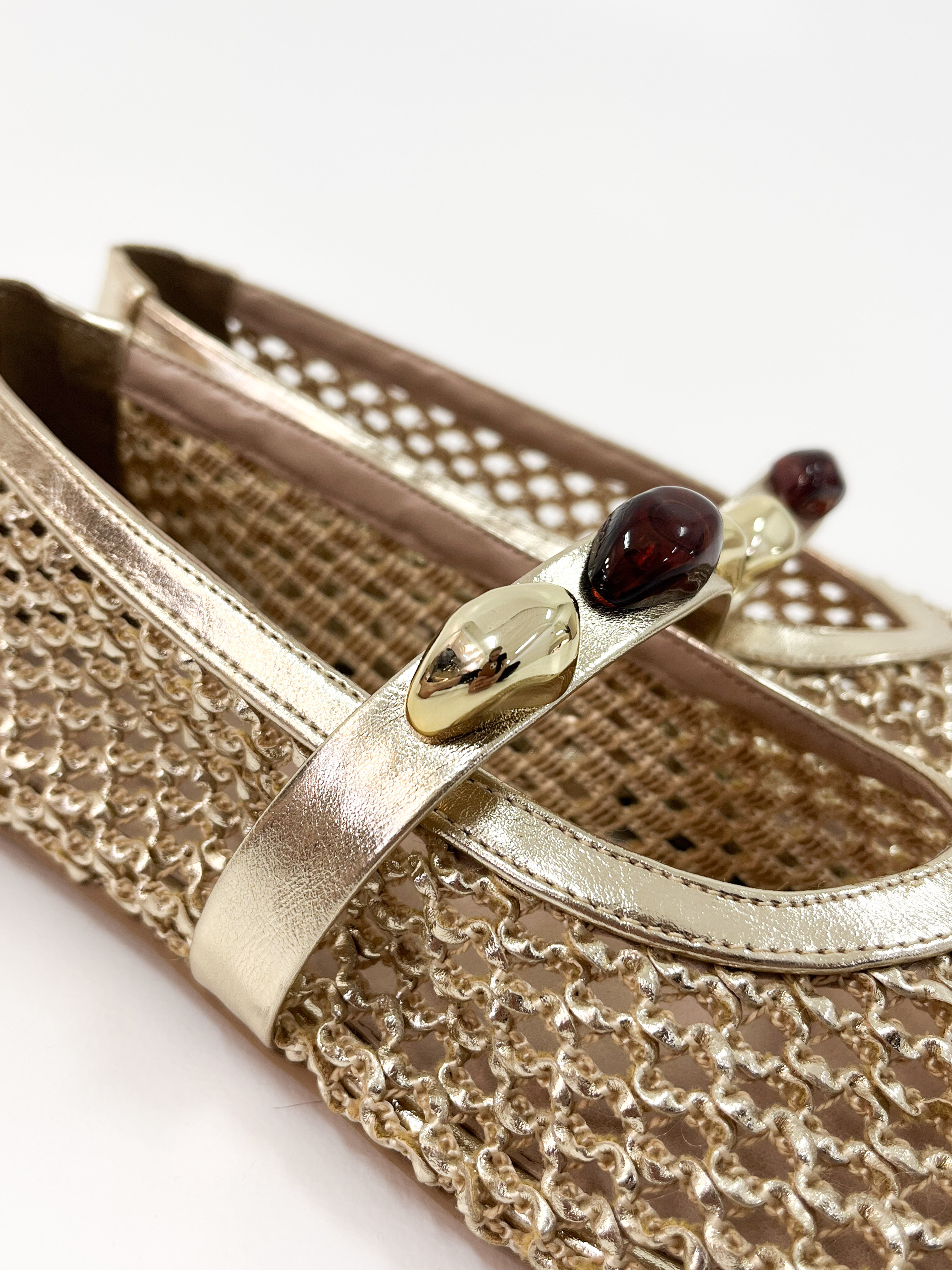 Tau - Sapatilha em Tela Metalizada Ouro com Detalhe Dourado e Pedras Tau - Sapatilha em Tela Metalizada Ouro com Detalhe Dourado e Pedras