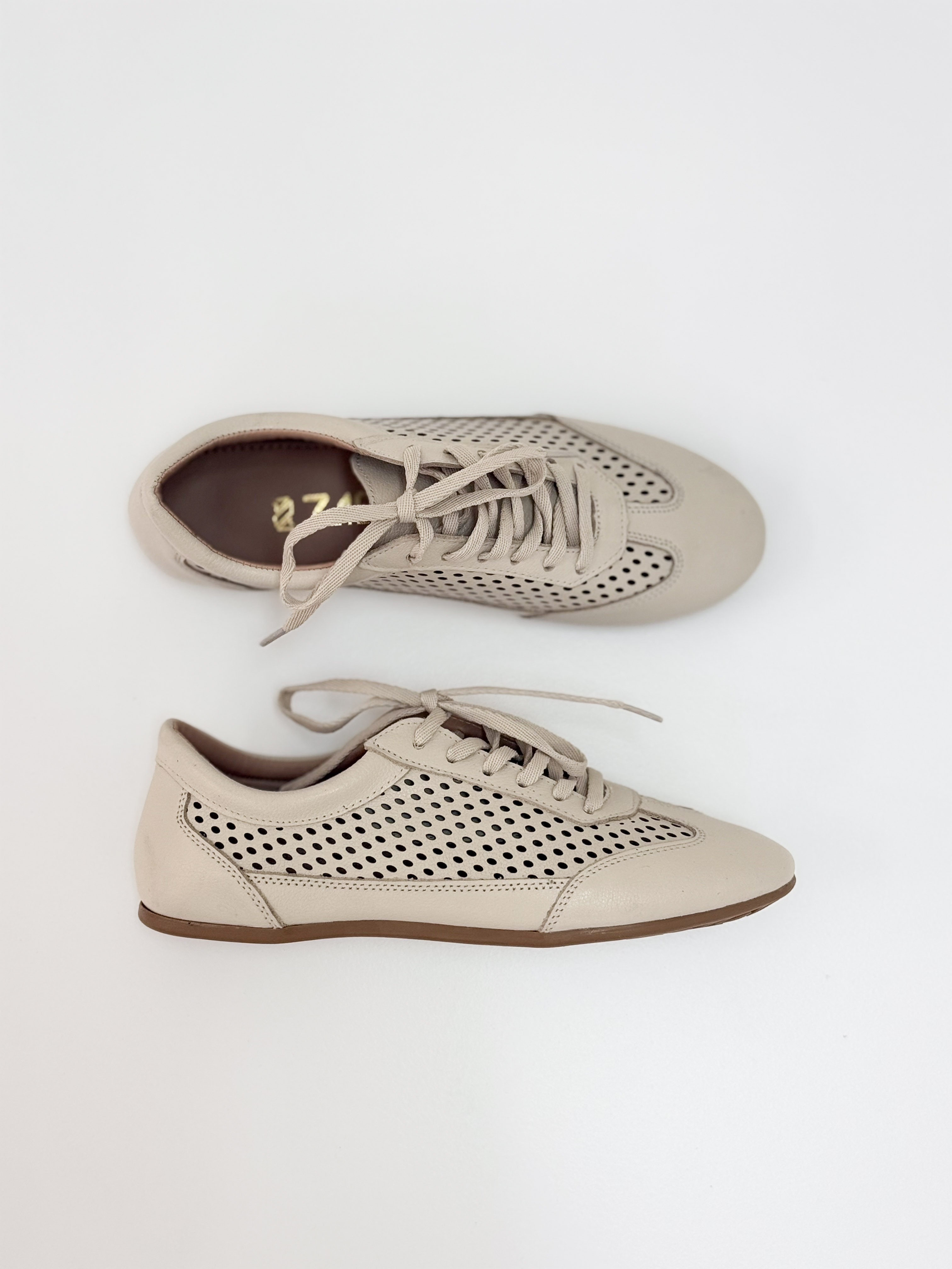 Zê - Tênis Feminino em Couro Off White com Textura Vazada Zê - Tênis Feminino em Couro Off White com Textura Vazada