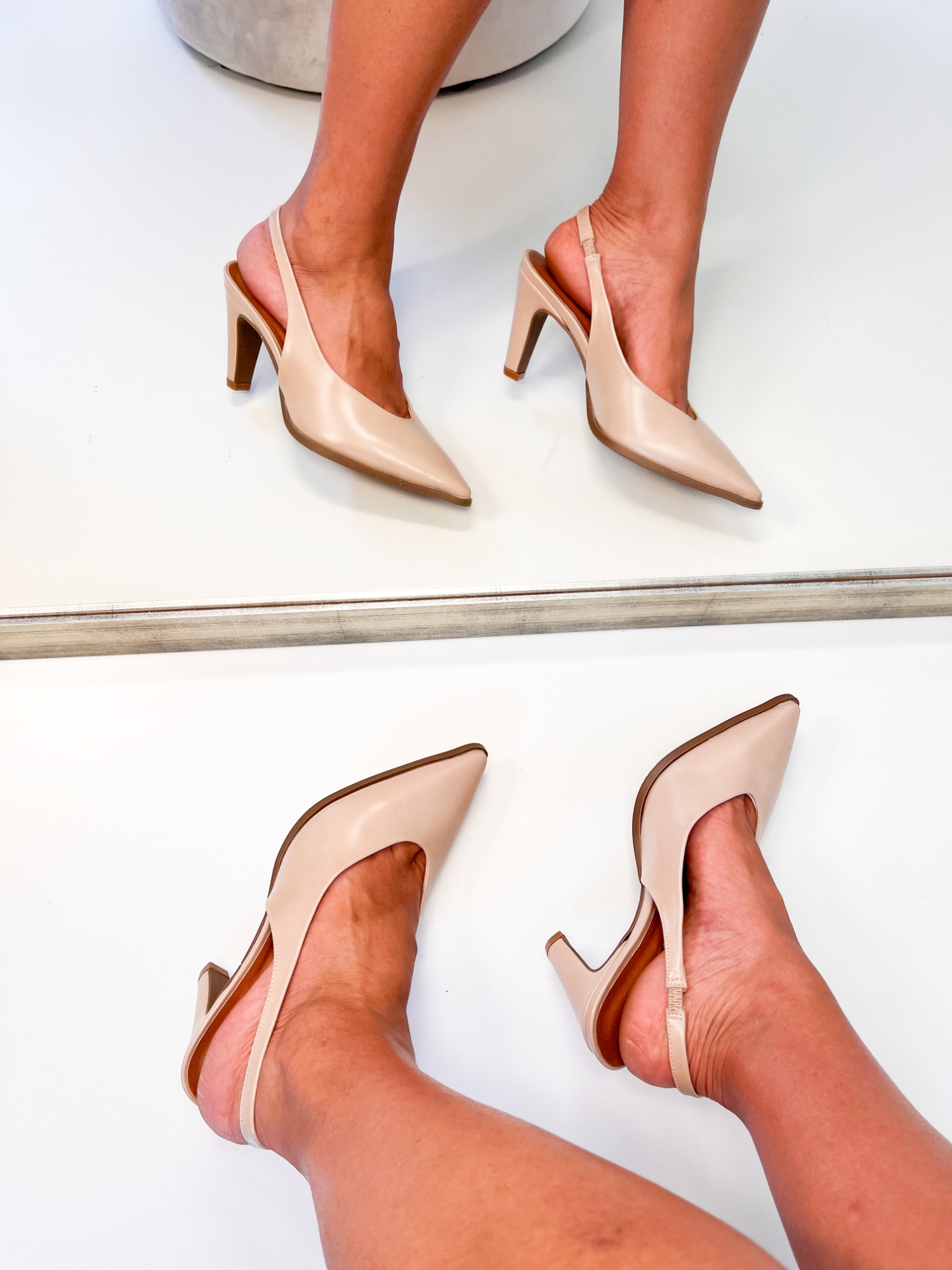 Demi - Scarpin Slingback Bico Fino em Suede Amêndoa