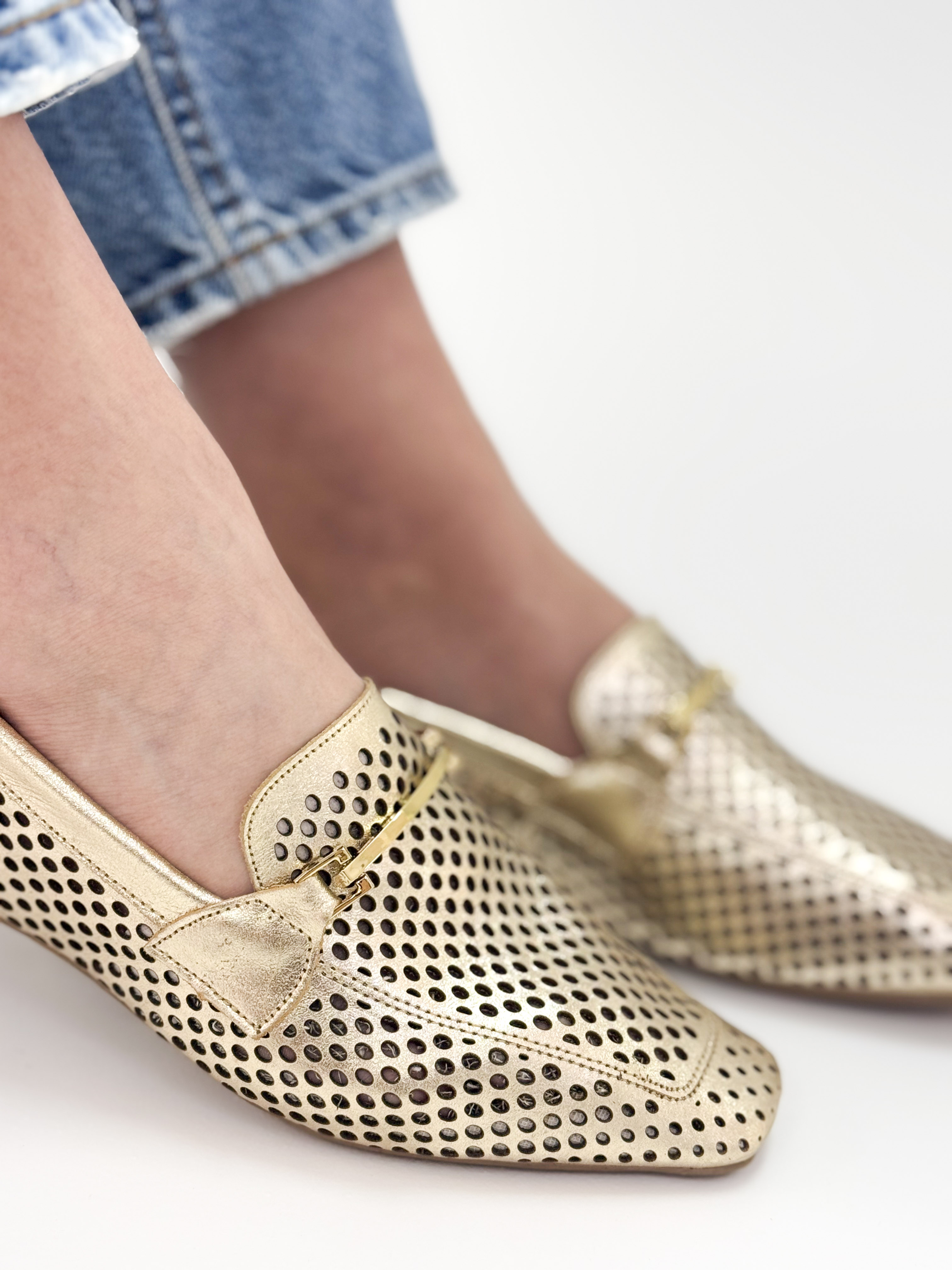 Diani - Mocassim em Couro Ouro Textura Vazada e Fivela Metálica Dourada Diani - Mocassim em Couro Ouro Textura Vazada e Fivela Metálica Dourada