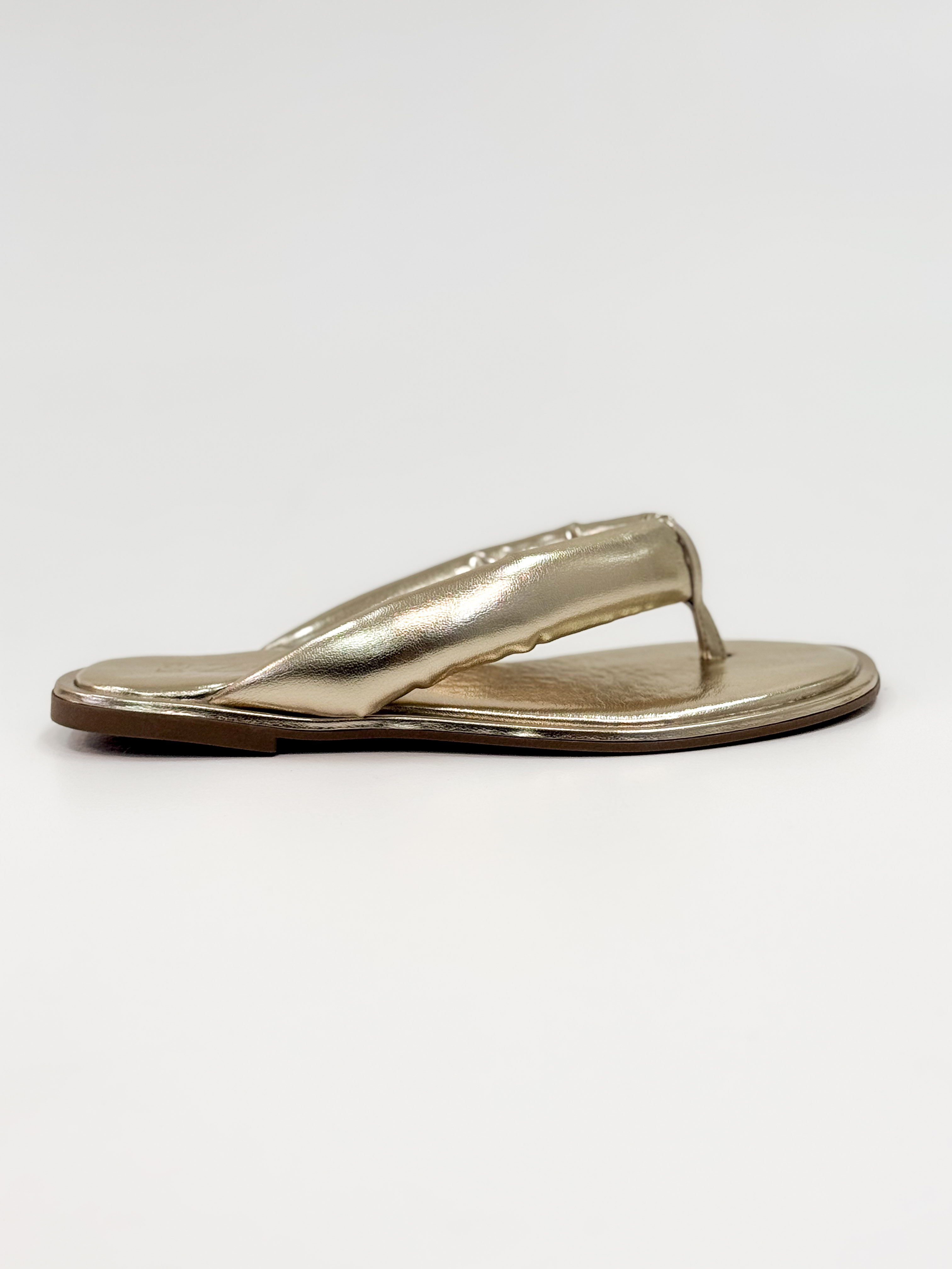 Clari – Chinelo Rasteira Metalizada Ouro com Tira Larga