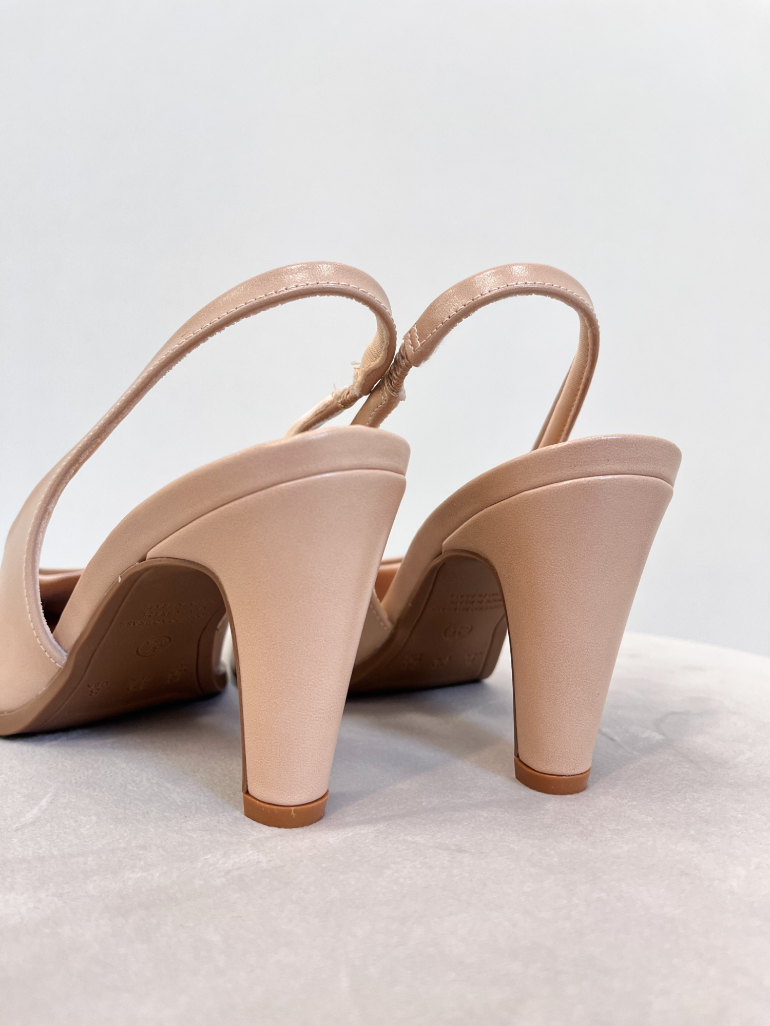 Demi - Scarpin Slingback Bico Fino em Suede Amêndoa