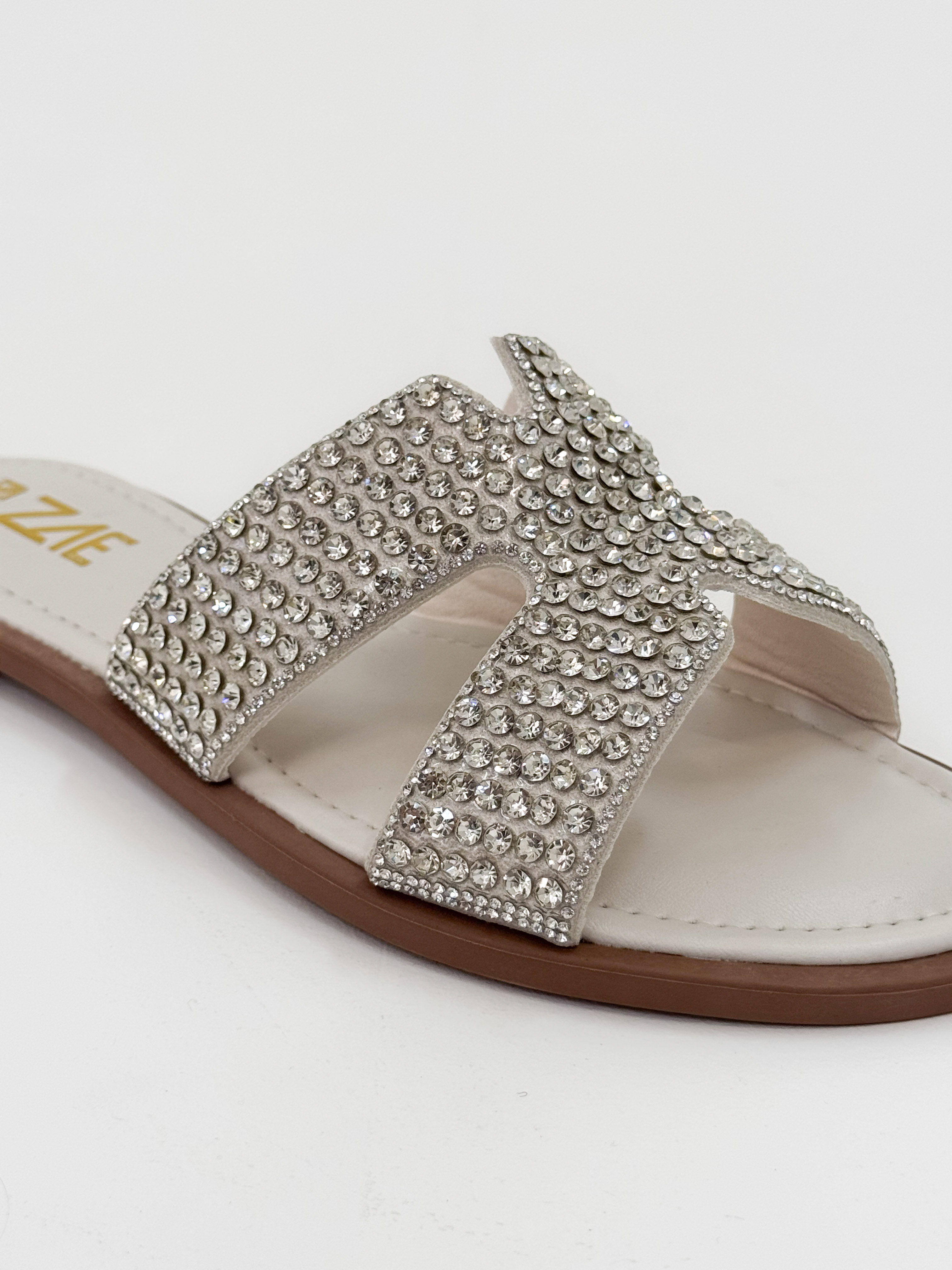 Clarice — Chinelo Rasteira Off White com Tiras Prateadas Clarice — Chinelo Rasteira Off White com Tiras Prateadas