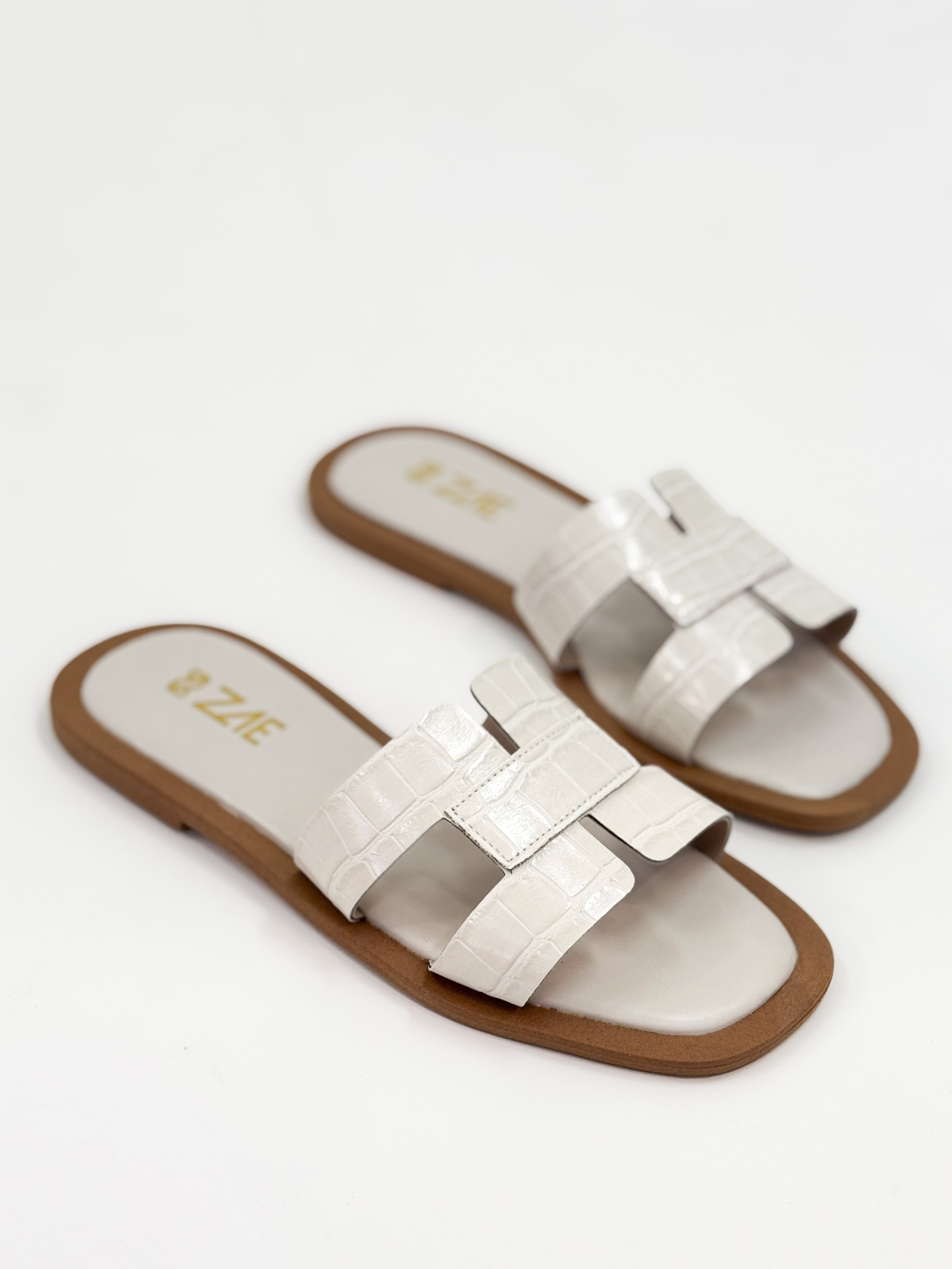Camila — Chinelo Rasteira Panacota com Tiras Texturizadas Camila — Chinelo Rasteira Panacota com Tiras Texturizadas