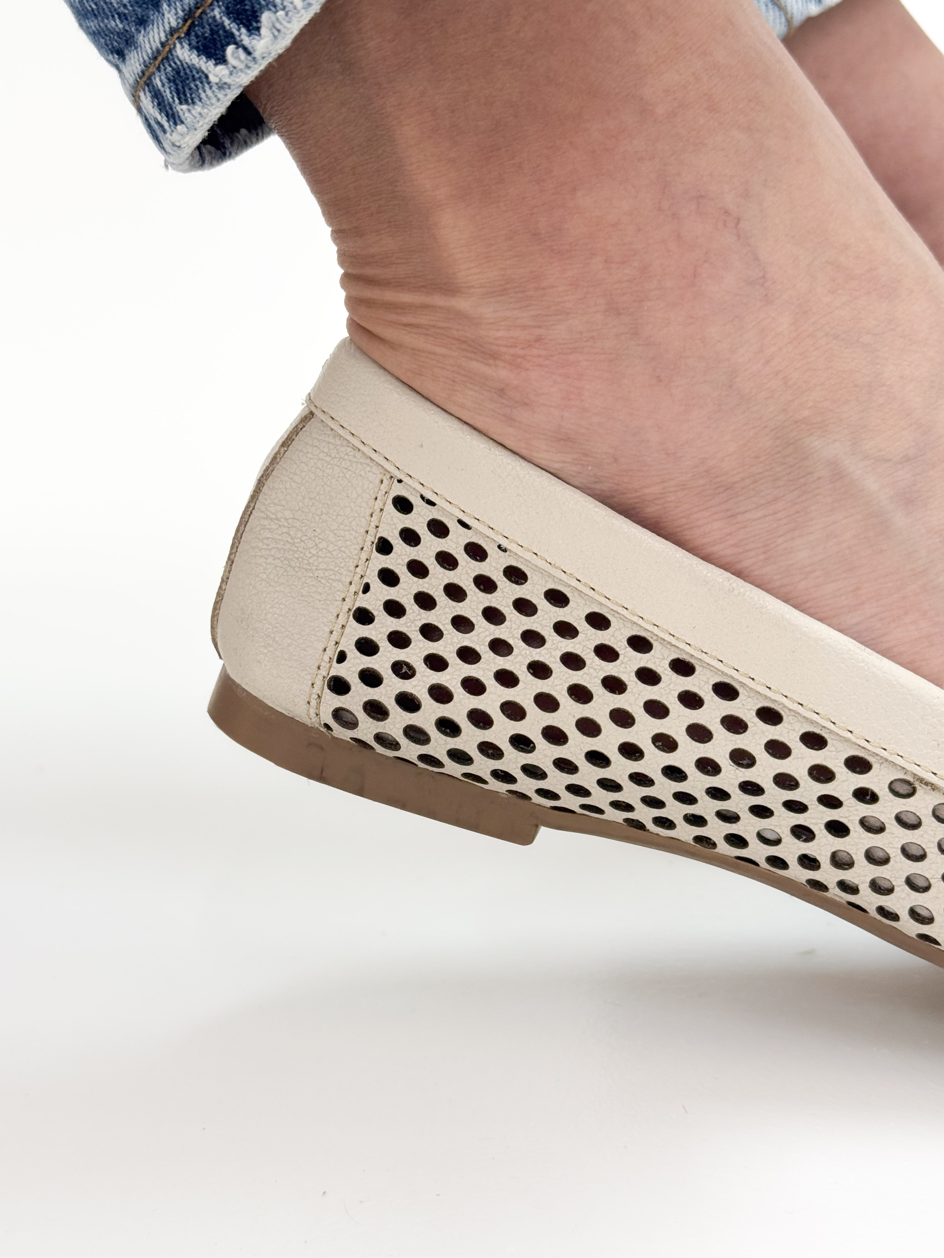 Diani - Mocassim em Couro Off White Textura Vazada e Fivela Metálica Dourada