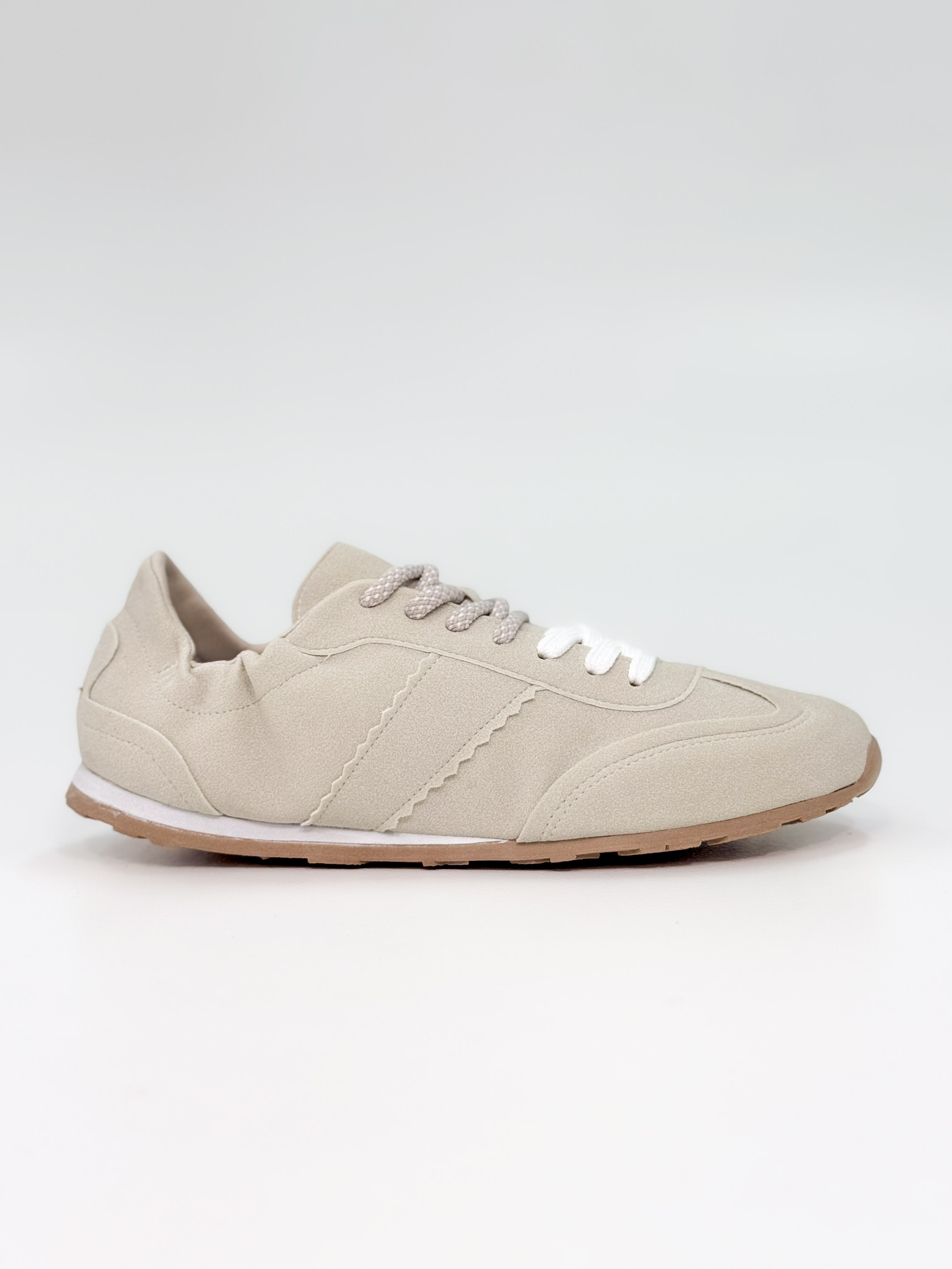 Capri - Tênis em Suede Off White com Recortes e Solado em Borracha Capri - Tênis em Suede Off White com Recortes e Solado em Borracha