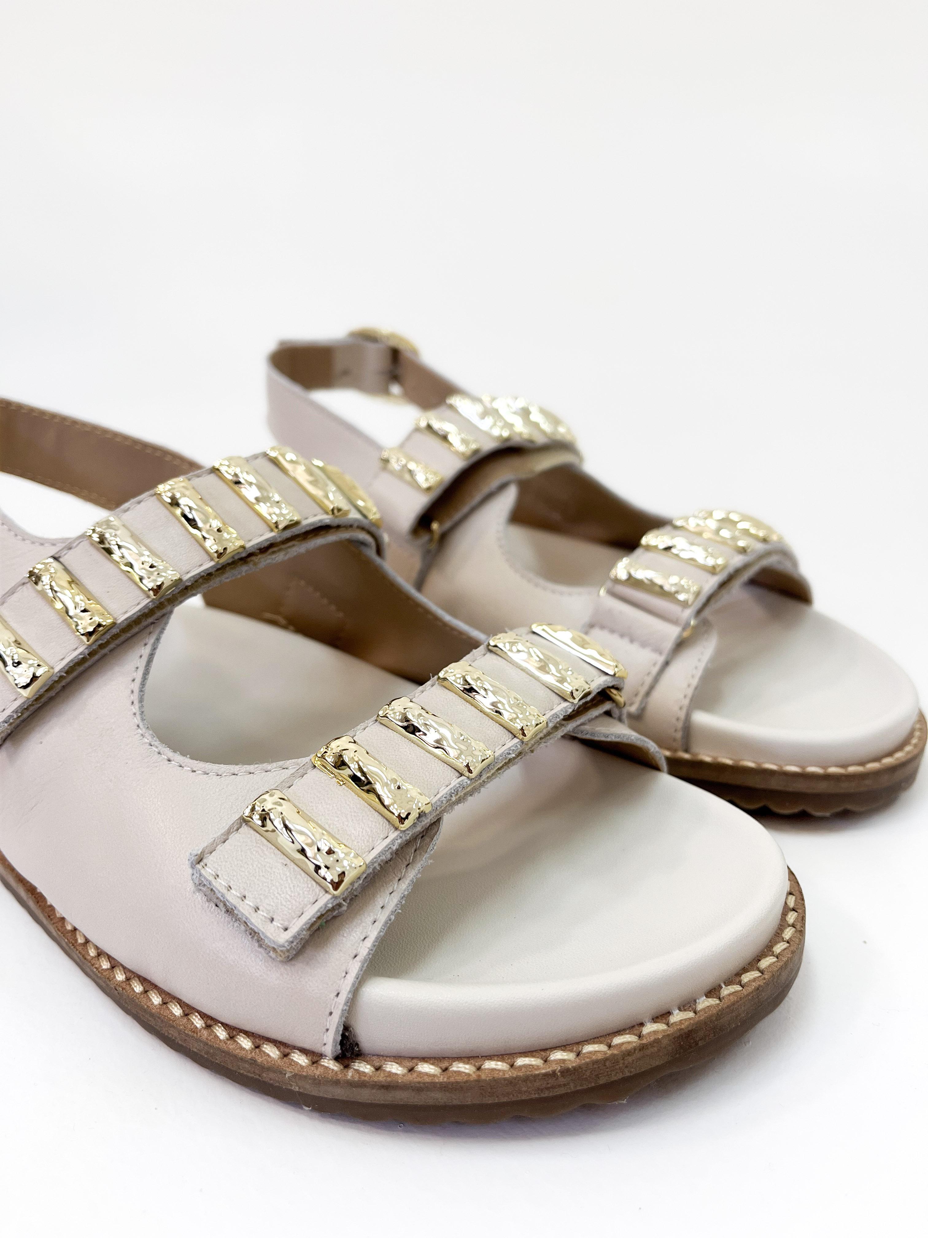 Zaza - Sandália Rasteira em Couro Off White com Tiras Douradas e Fivela Ajustável Zaza - Sandália Rasteira em Couro Off White com Tiras Douradas e Fivela Ajustável