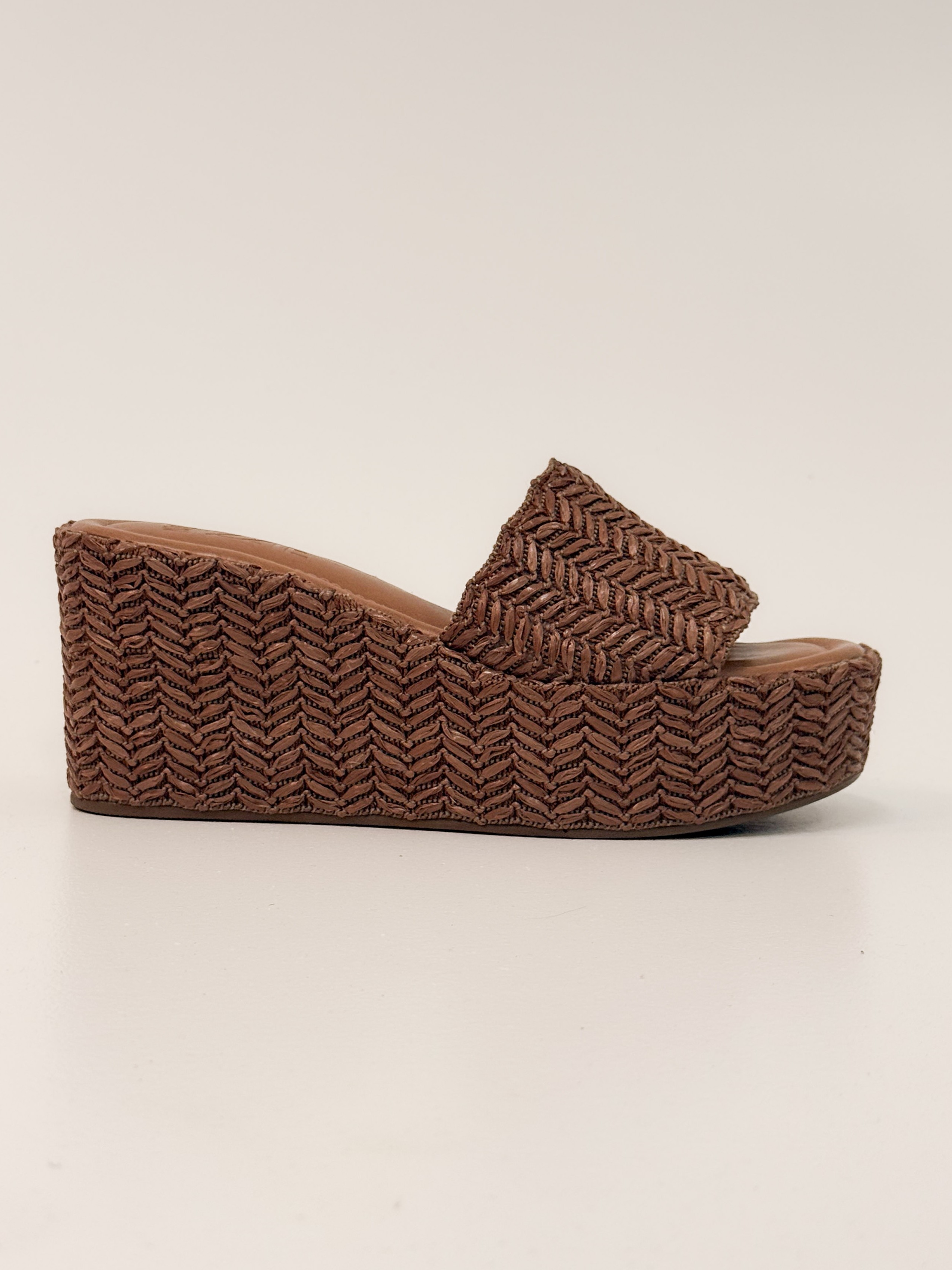 Sandra - Tamanco Tramado em Ráfia cor Ferrugem com Solado Flatform Sandra - Tamanco Tramado em Ráfia cor Ferrugem com Solado Flatform