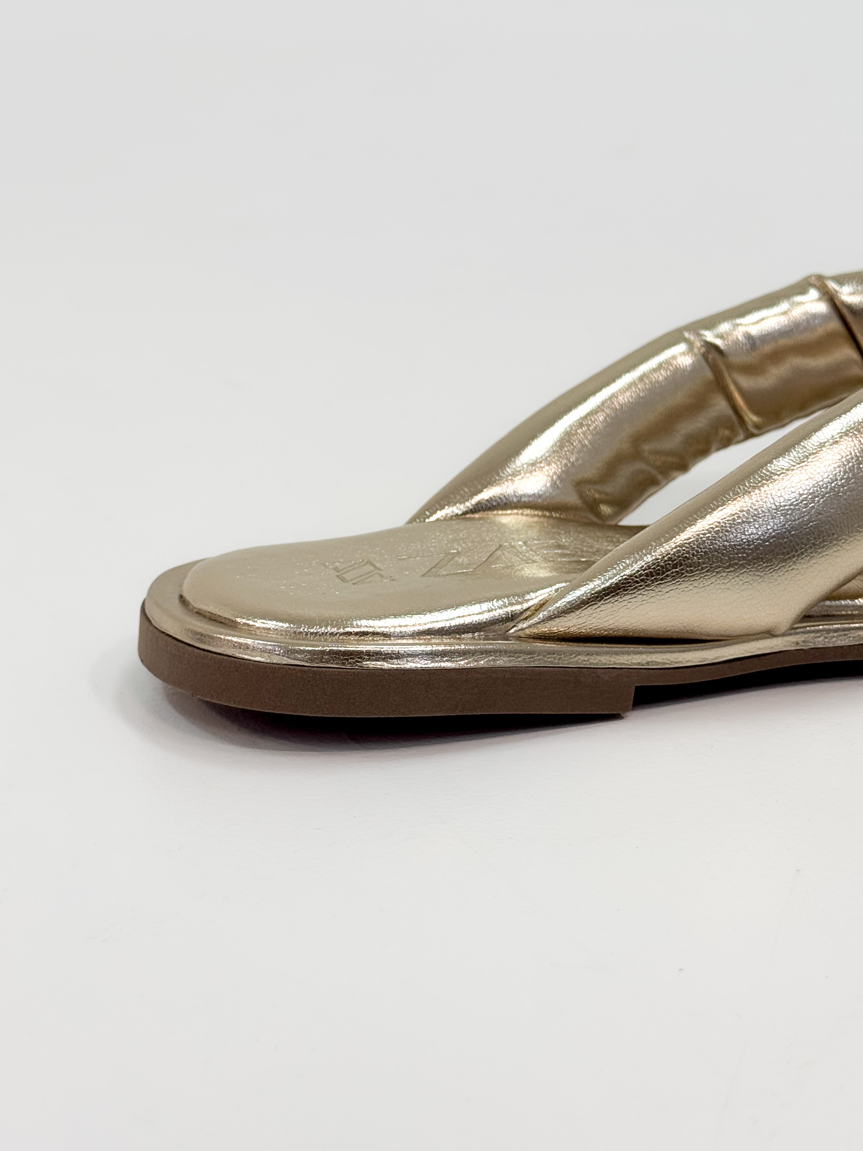 Clari – Chinelo Rasteira Metalizada Ouro com Tira Larga
