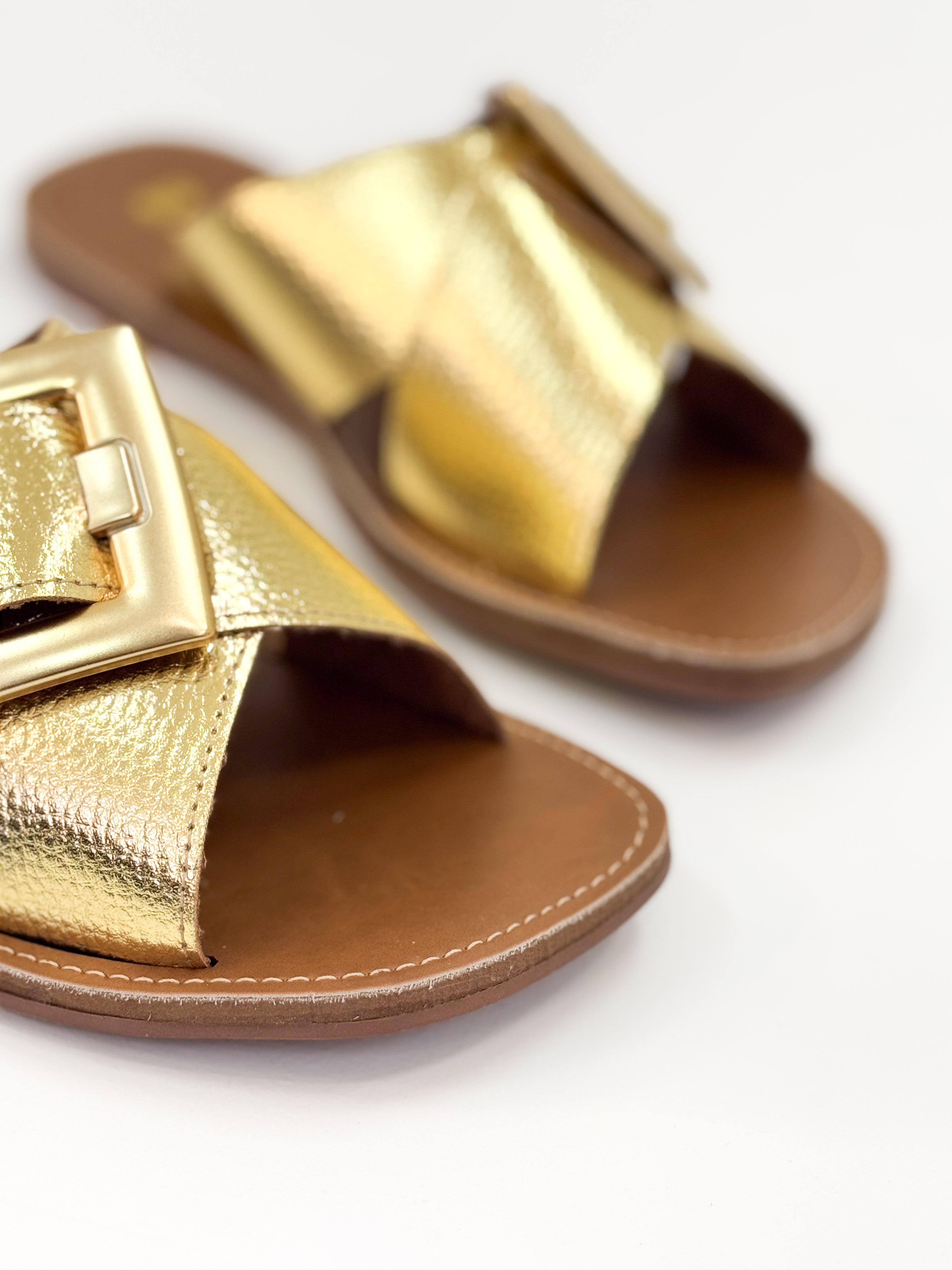 Joanice — Chinelo Rasteira Ouro com Fivela Dourada Joanice — Chinelo Rasteira Ouro com Fivela Dourada