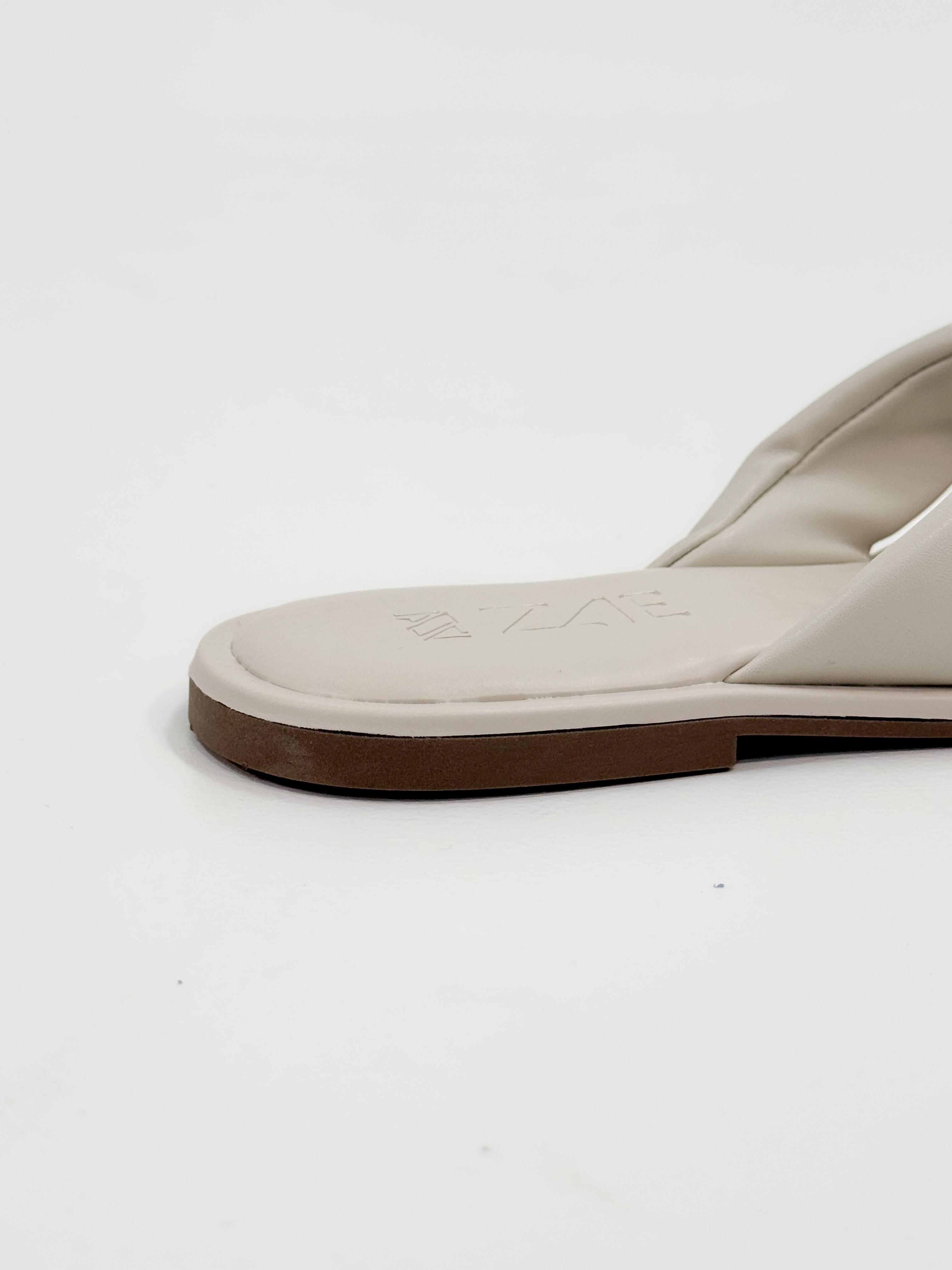 Sofi –Chinelo Rasteira Off White com Tiras Acolchoadas Sofi –Chinelo Rasteira Off White com Tiras Acolchoadas