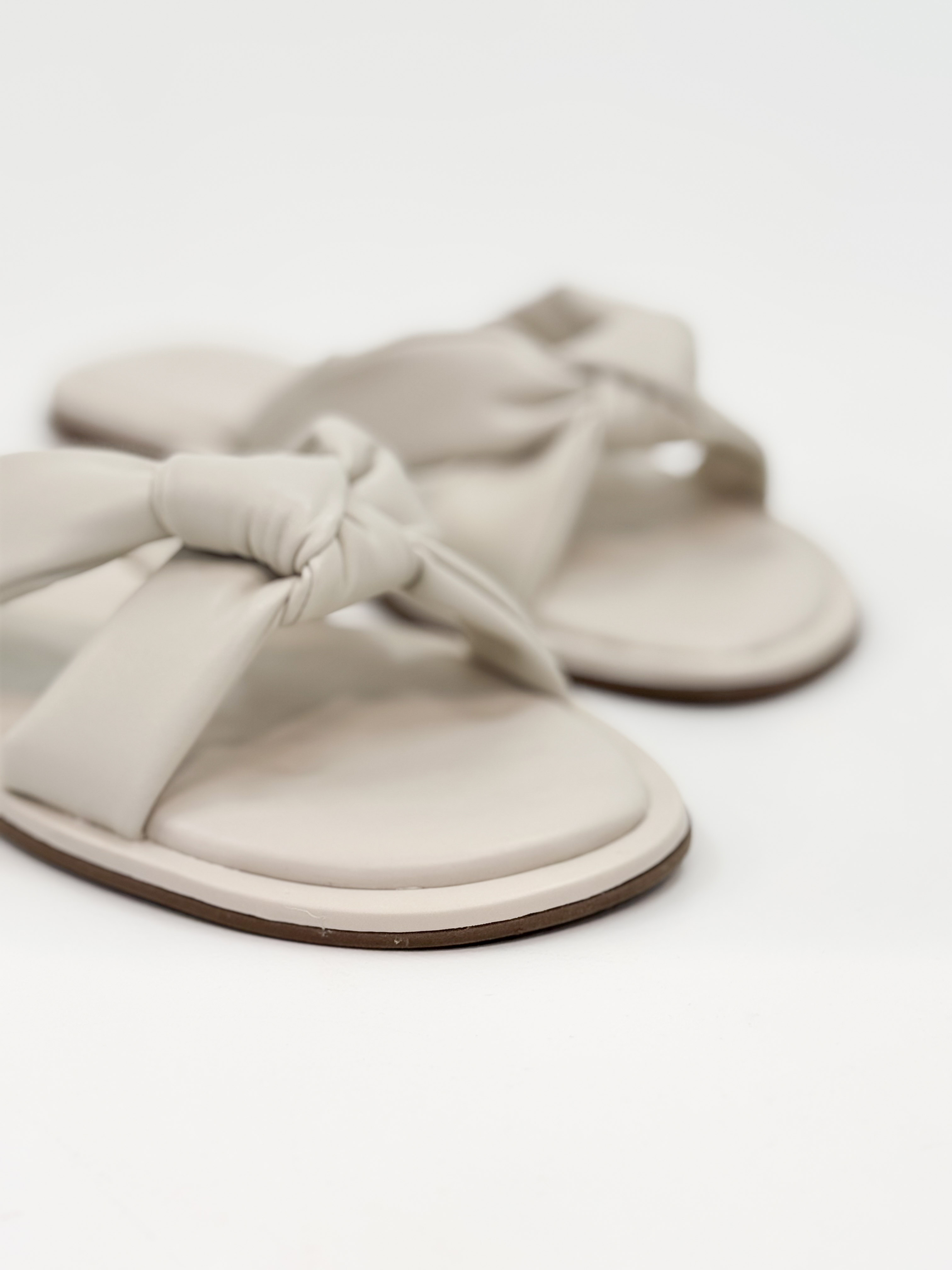 Sofi –Chinelo Rasteira Off White com Tiras Acolchoadas Sofi –Chinelo Rasteira Off White com Tiras Acolchoadas