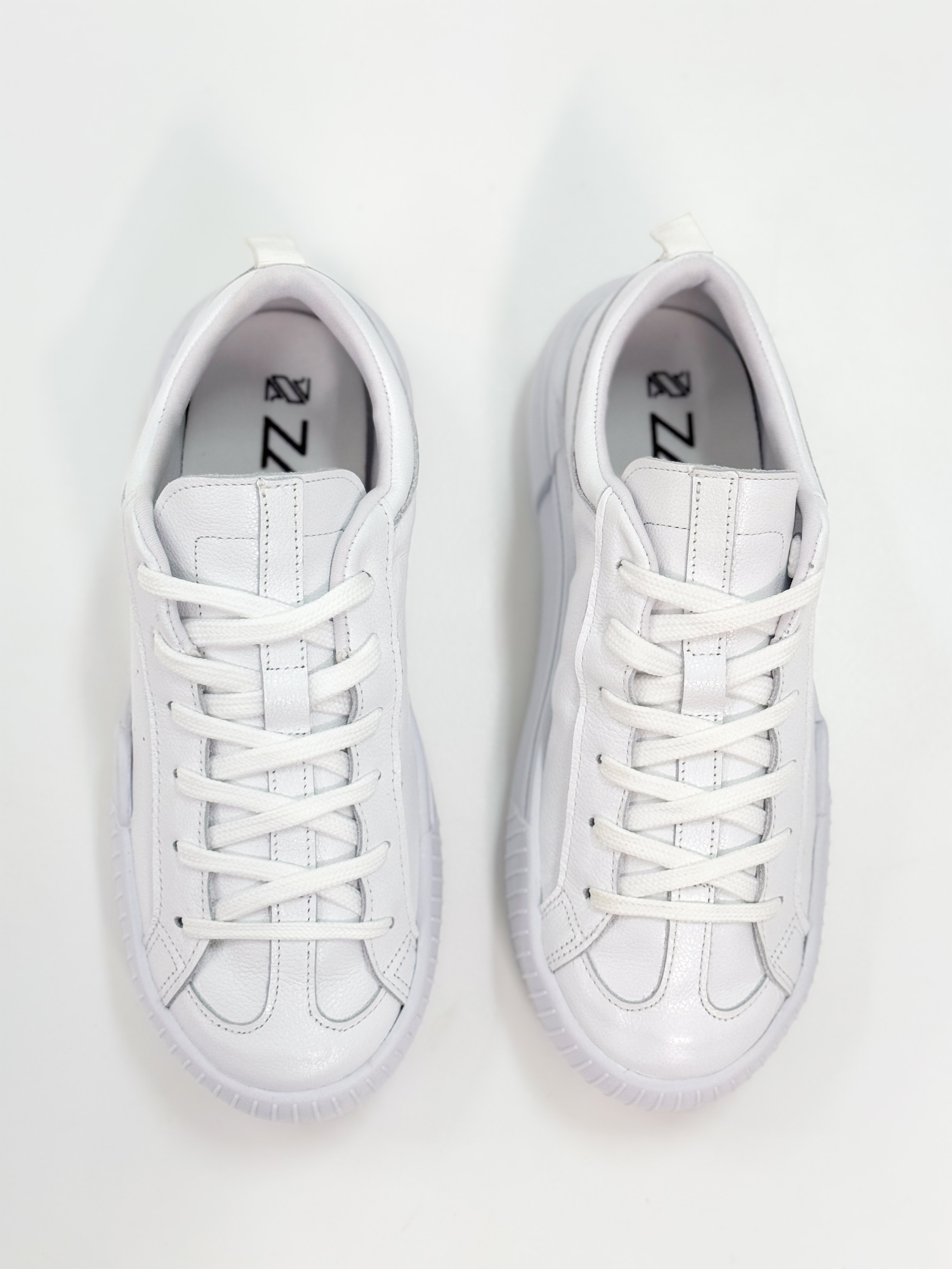 Malibu - Tênis em Couro Branco com Solado Robusto Texturizado Malibu - Tênis em Couro Branco com Solado Robusto Texturizado