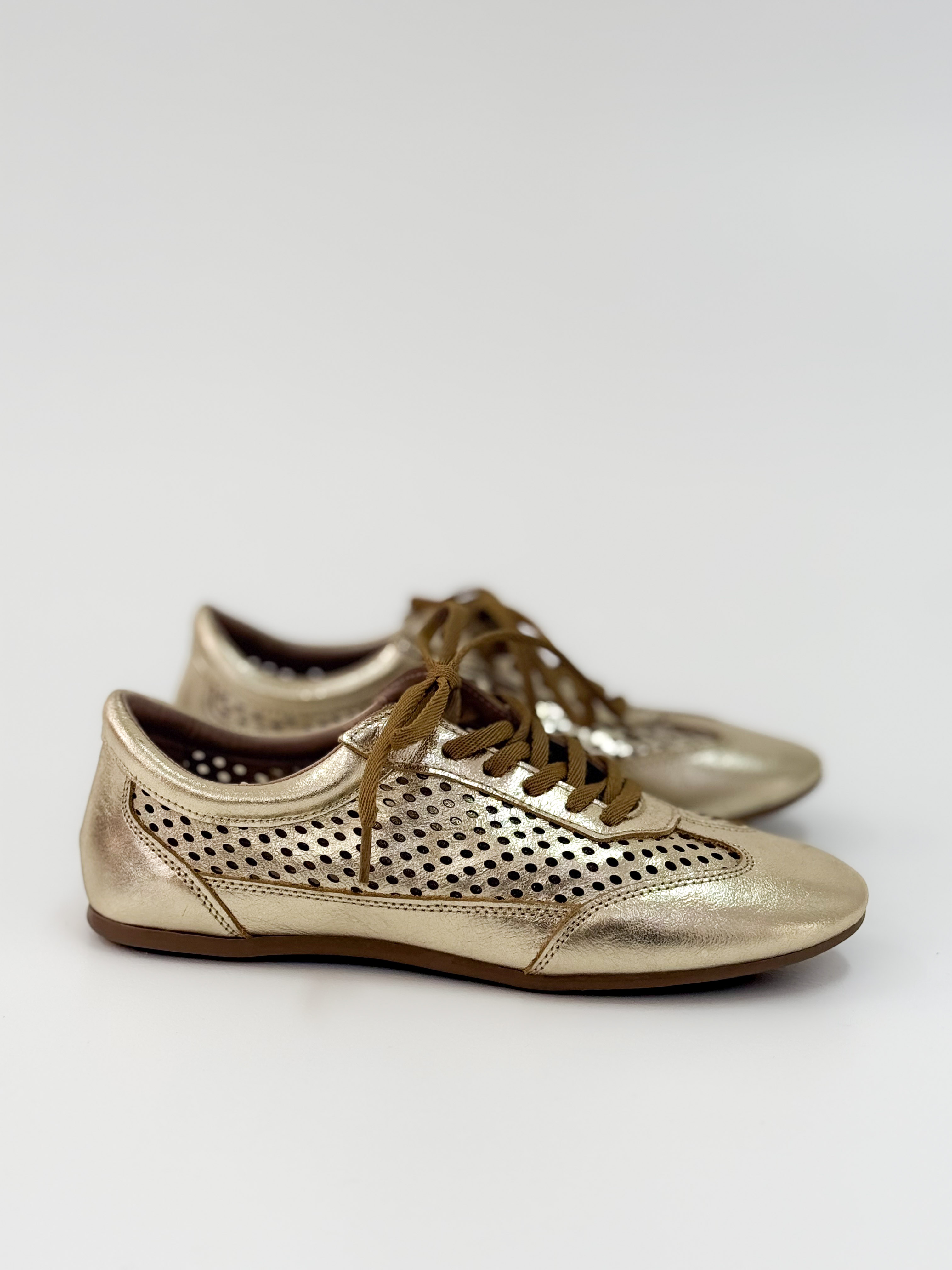 Zê - Tênis Feminino em Couro Ouro com Textura Vazada