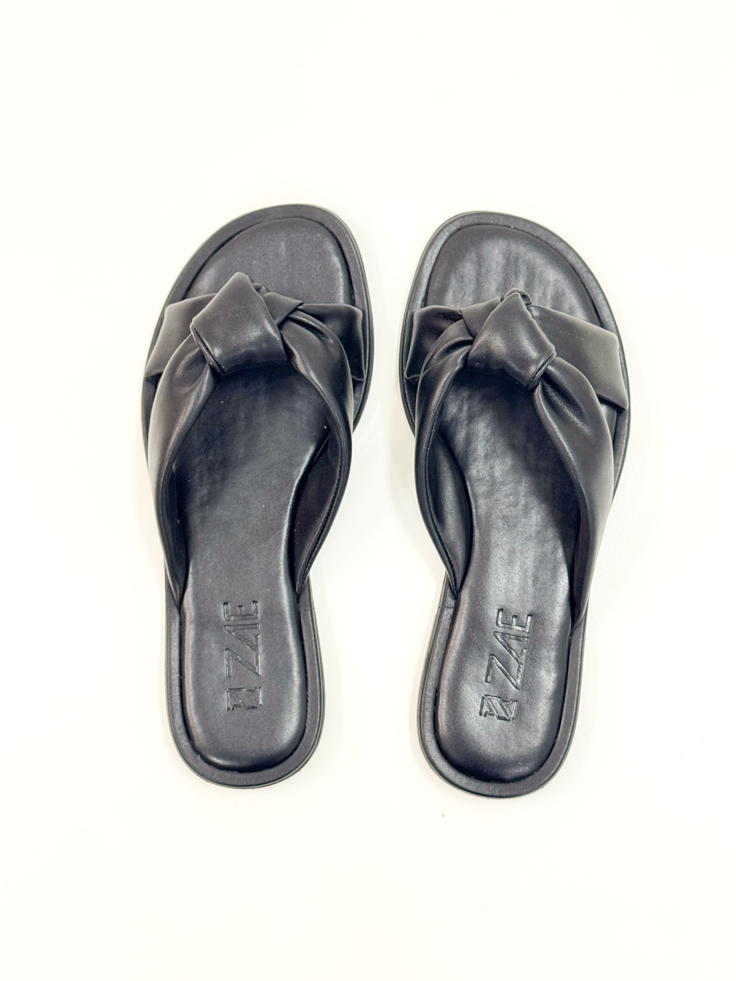 Sofi – Chinelo Rasteira Preta com Tiras Acolchoadas Sofi – Chinelo Rasteira Preta com Tiras Acolchoadas