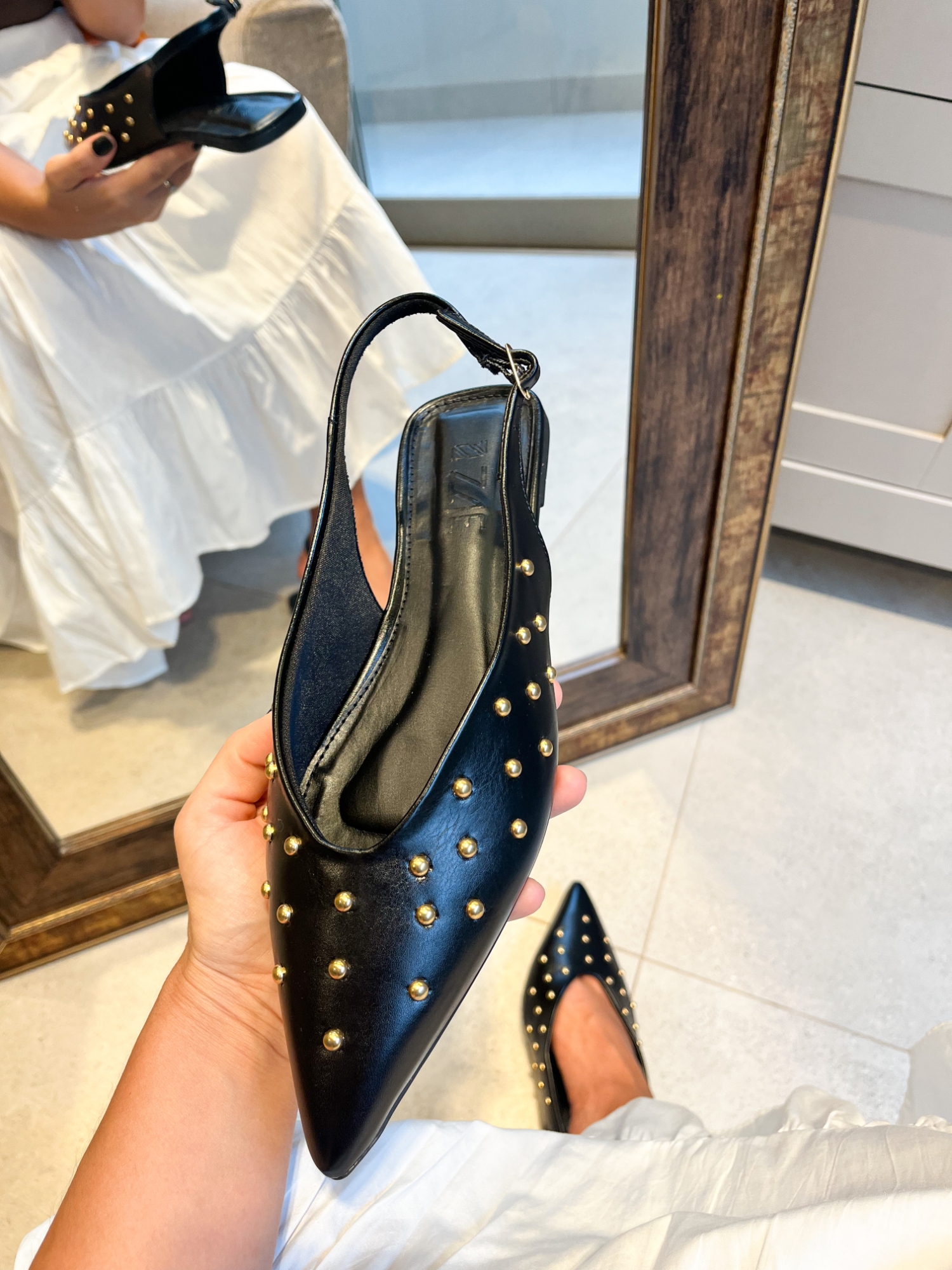 Ani - Sapatilha Slingback Bico Fino Preta com Aplicações Douradas