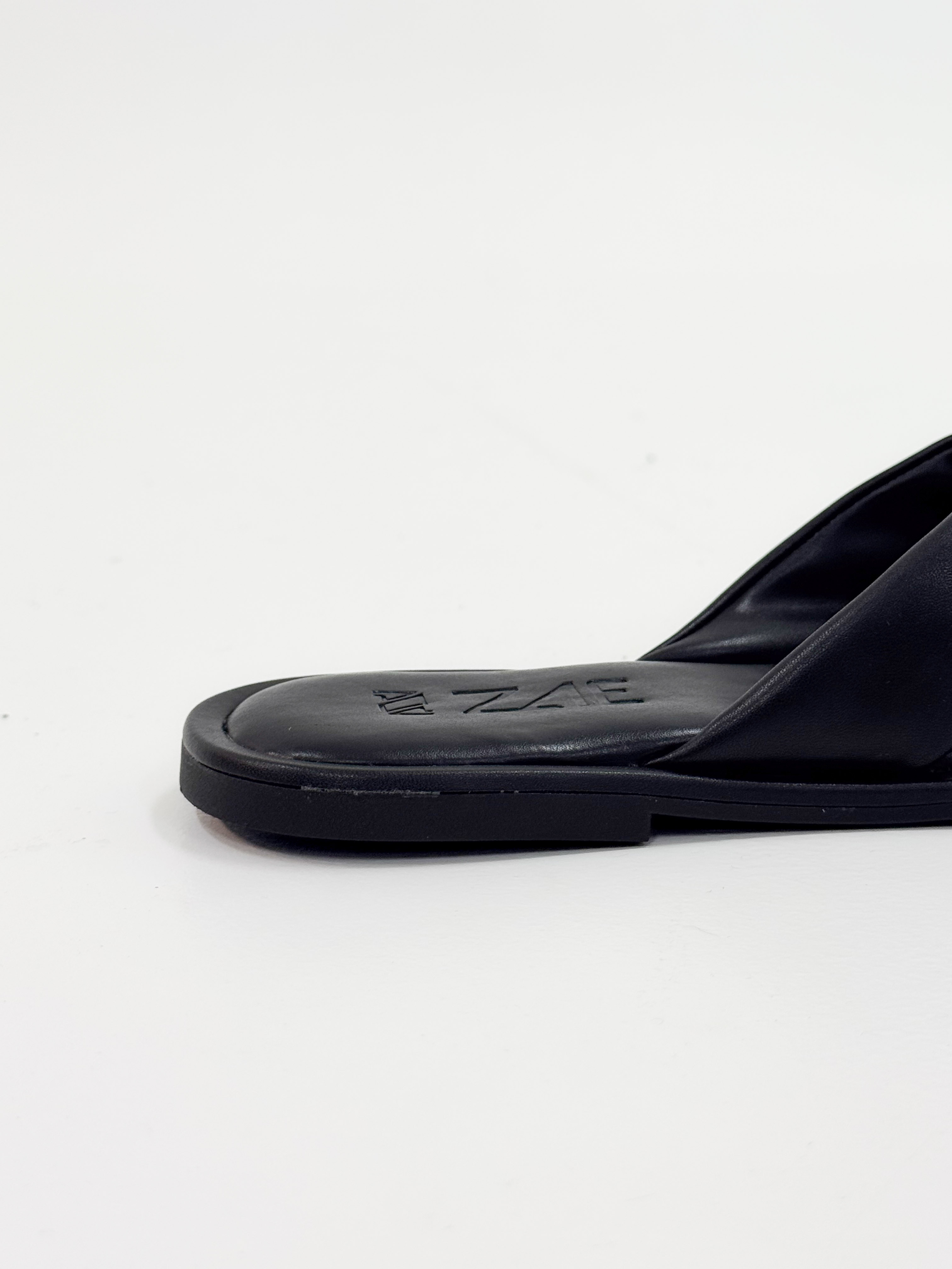 Sofi – Chinelo Rasteira Preta com Tiras Acolchoadas Sofi – Chinelo Rasteira Preta com Tiras Acolchoadas