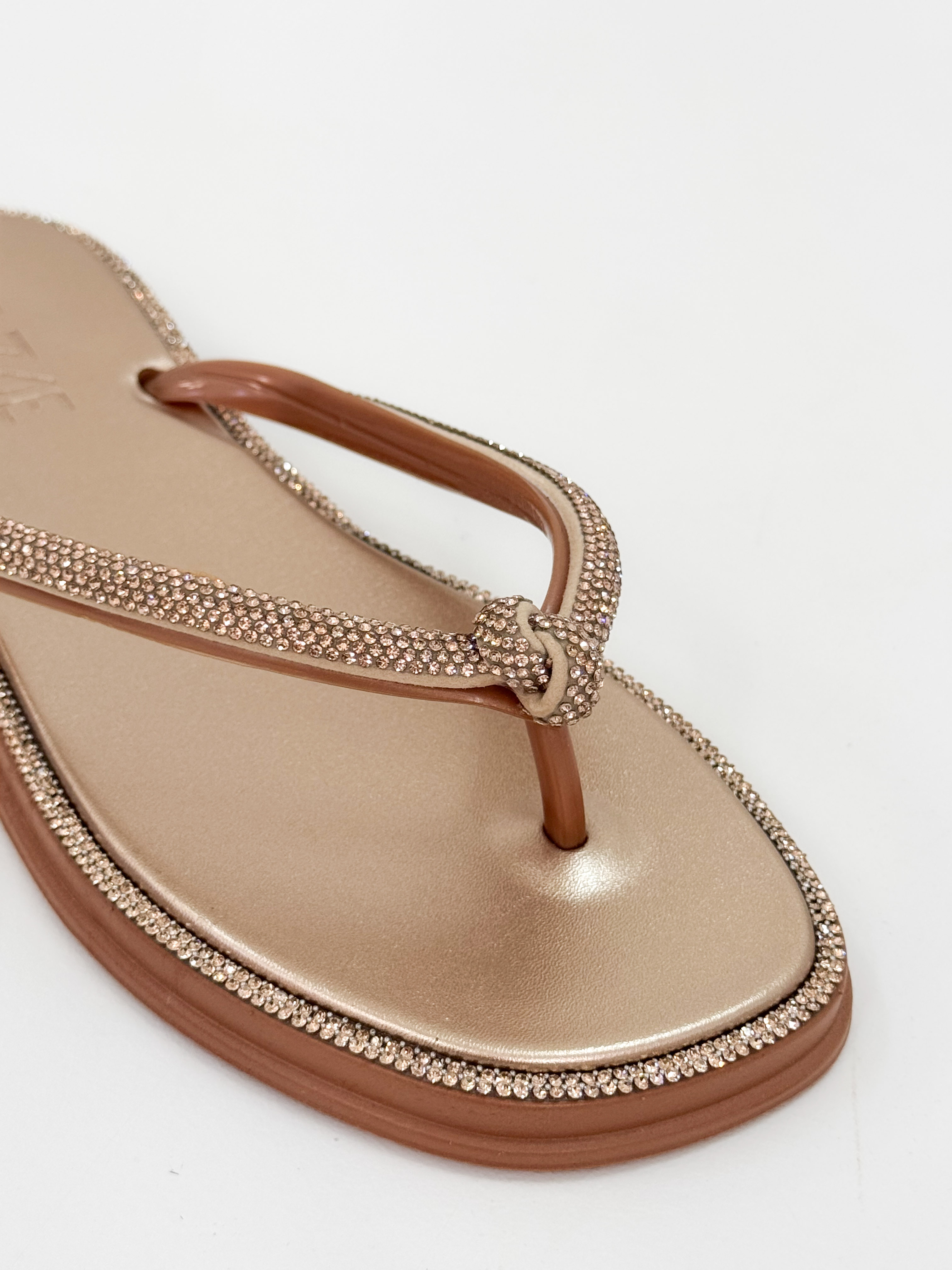 Martina - Chinelo Papete Cobre com Detalhe Trançado e Aplicações
