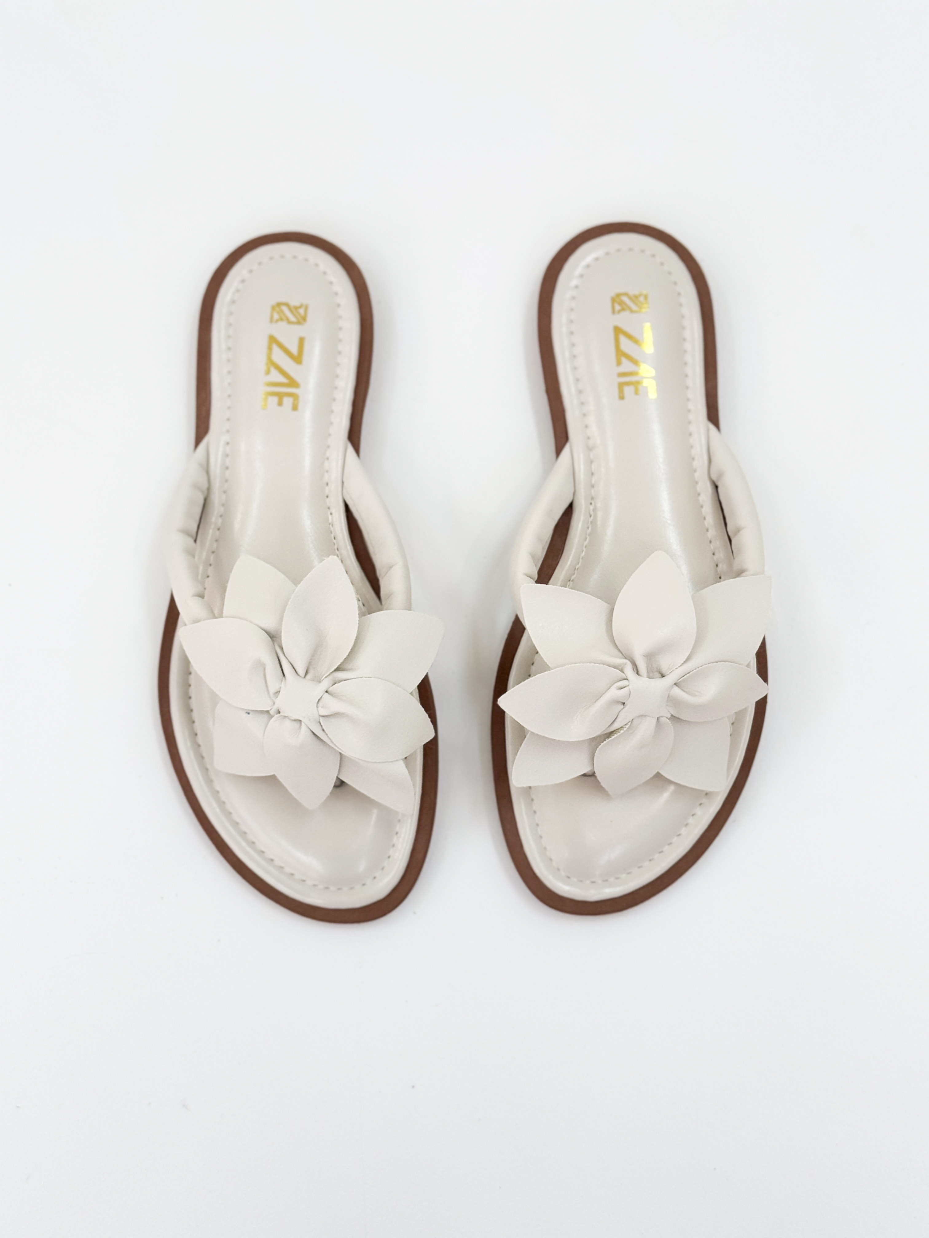 Dani — Chinelo Rasteira Off White com Flor Dani — Chinelo Rasteira Off White com Flor