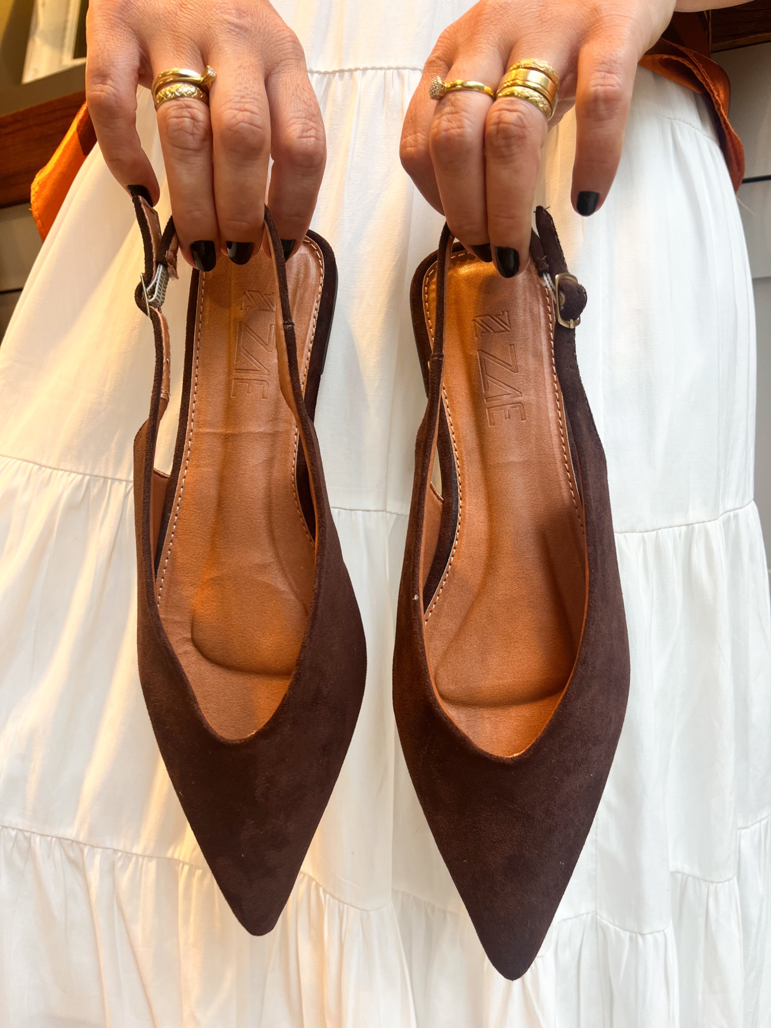 Adri - Sapatilha Slingback Bico Fino em Camurça Chocolate