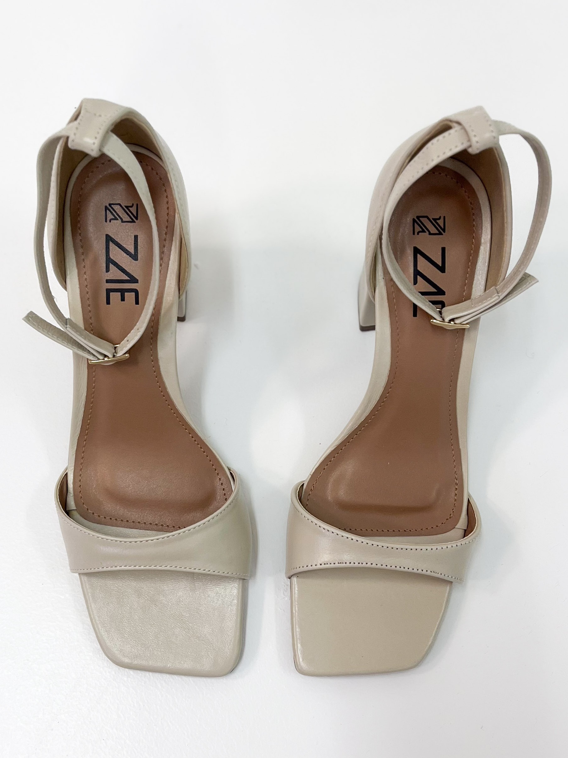 Carolina - Sandália Salto Bloco Off White com Tira Ajustável no Tornozelo Carolina - Sandália Salto Bloco Off White com Tira Ajustável no Tornozelo