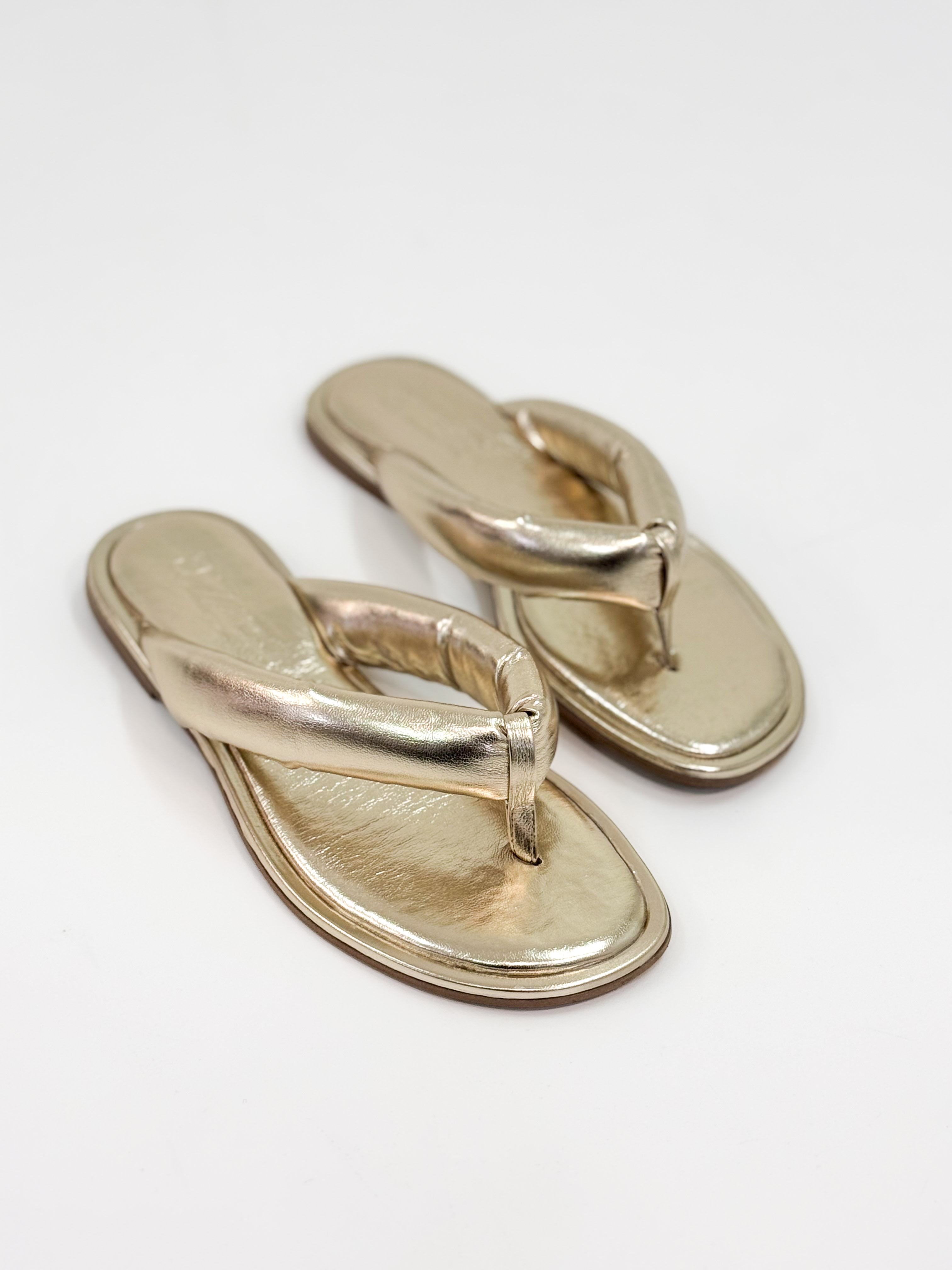 Clari – Chinelo Rasteira Metalizada Ouro com Tira Larga